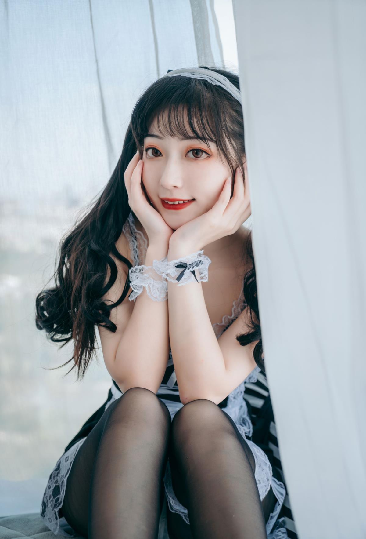 《女仆的选择：黑白长腿袜交织的Cosplay美少女风情》