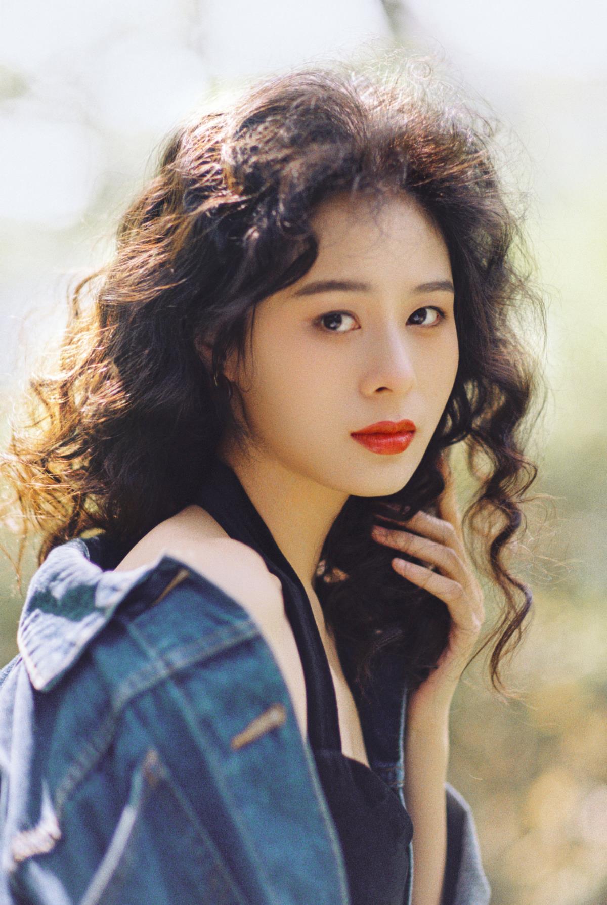 港风胶片：邂逅复古高雅的光影诗篇