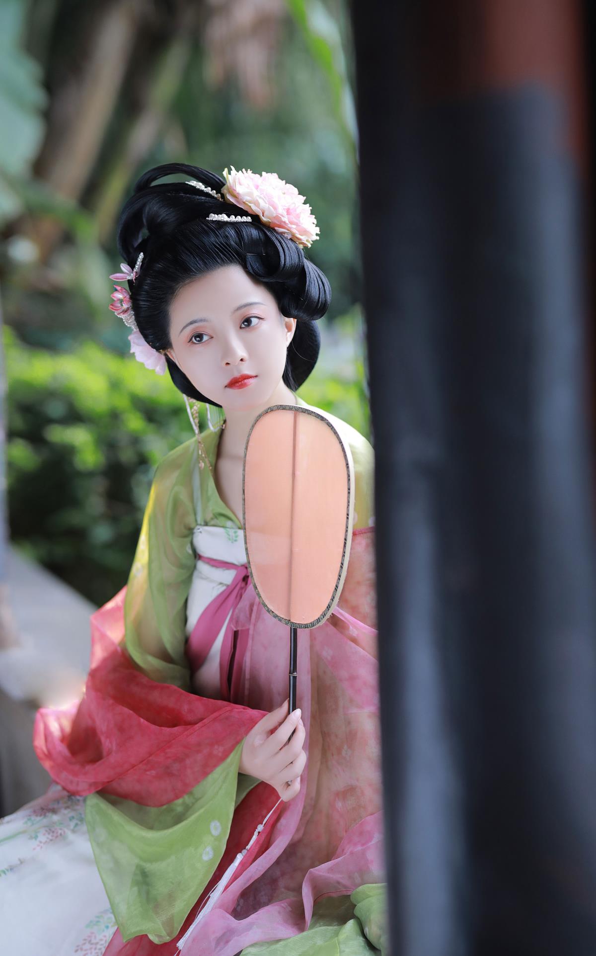 《一缕相思断天涯，随风辗转他乡陌》 解析：原内容中“一缕相思断天涯，随风辗转他乡陌”本身就富有诗意和意境，直接作为标题能很好地体现出那种优雅、伤感的古装意境氛围。