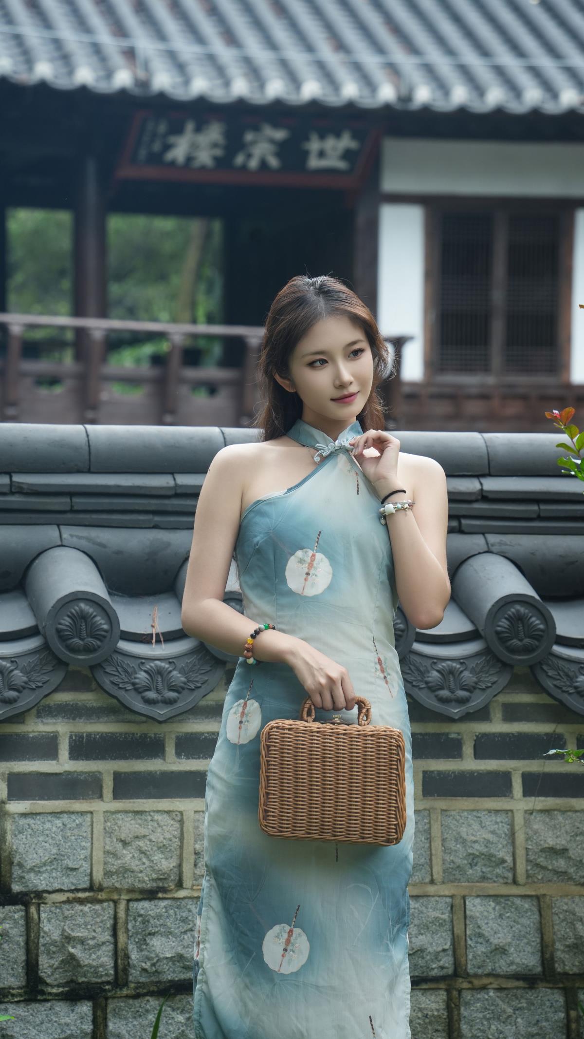 人间四月：我与春风皆过客，你携秋水揽星河 解析：直接采用了给定内容中的关键语句，保留了原有的优美意境和文艺风格，符合标题简洁且富有韵味的要求。