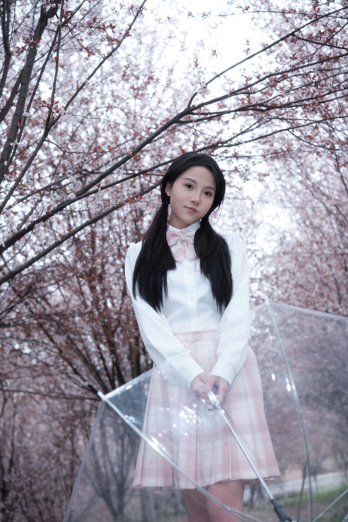 《JK 少女于树林间：爱的本质与痛苦交织，马尾轻扬下的思索》