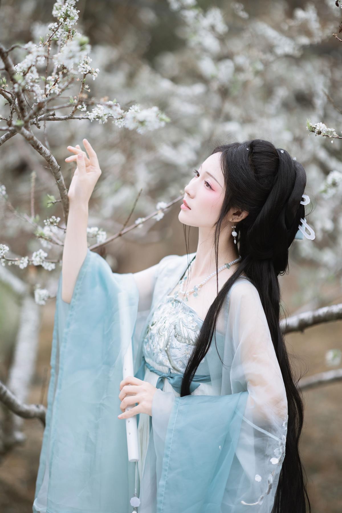 花间酒韵：独酌清冷美人吟