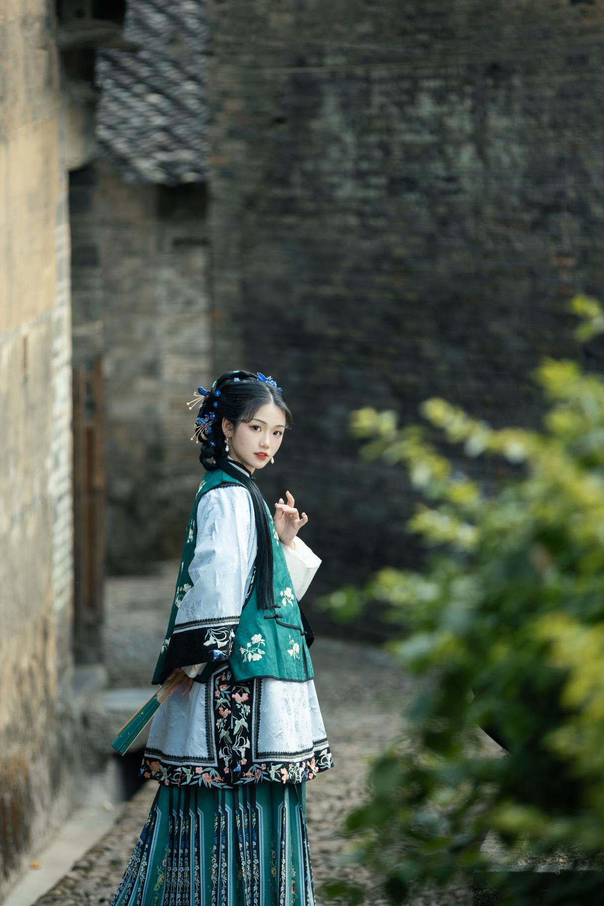 流年如梦，一生情牵：古风姑娘的怀旧情思