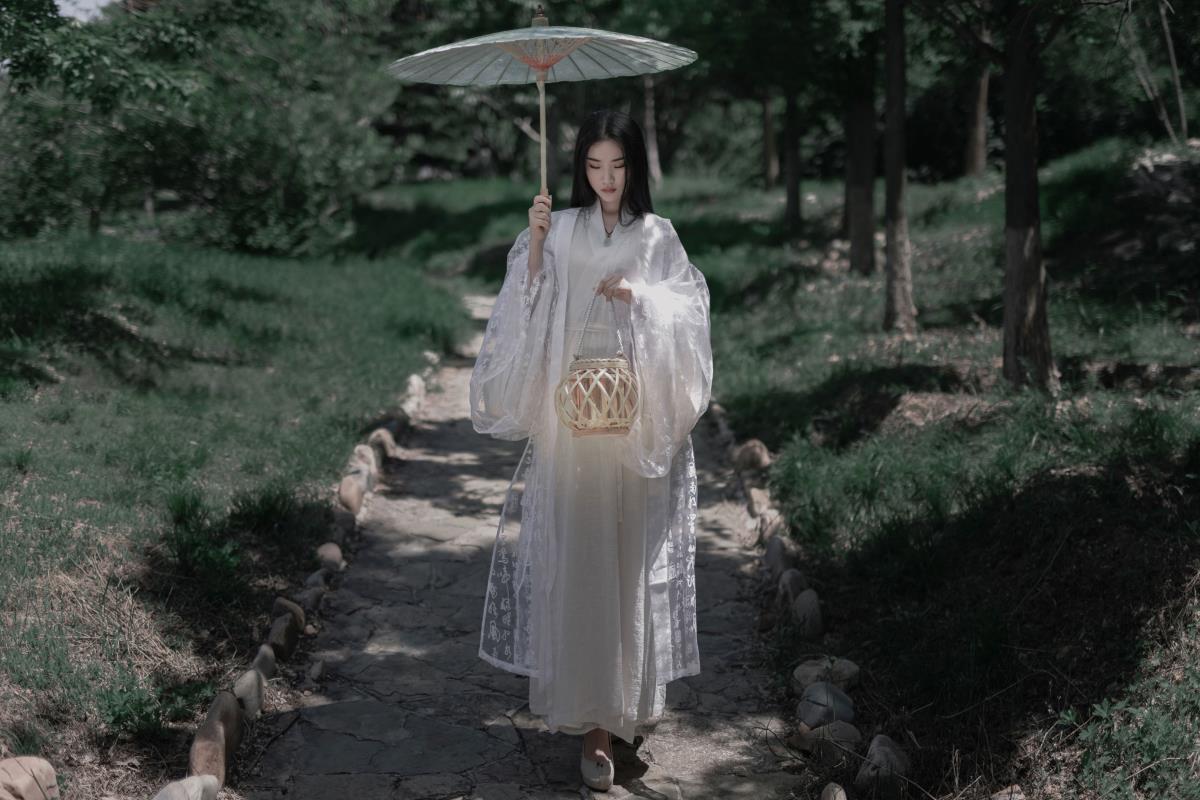 白衣胜雪，眸若清水，勾魂摄魄间的禅意风情