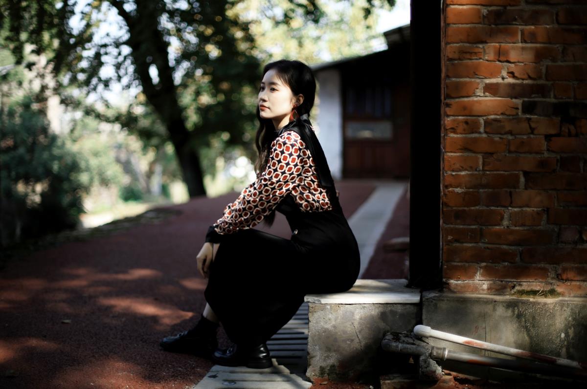 《光影交织下，邂逅特别的时尚与港风氛围》