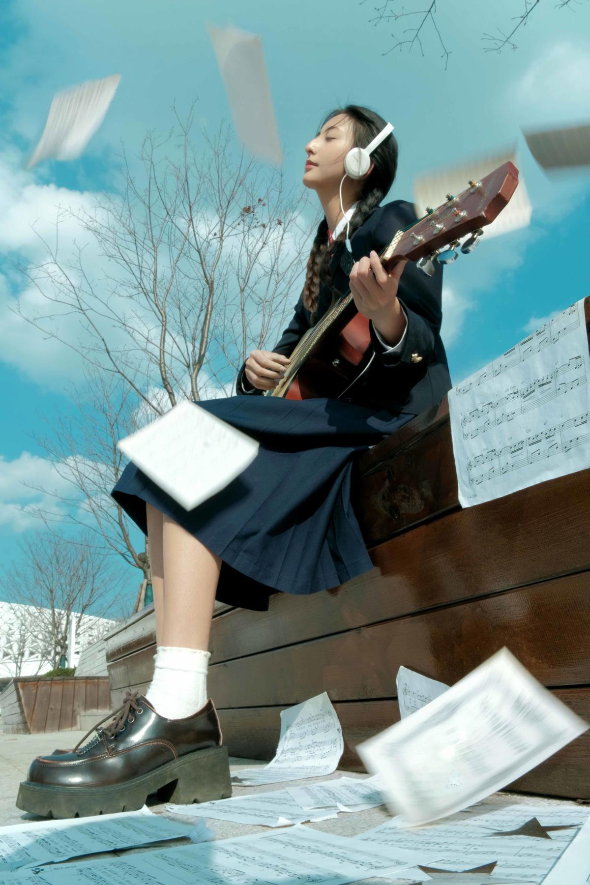 《与蓝天同频，赴一场自由的春风之约》 （可根据具体需求修改，比如还可以是《少女心向蓝，逐风赴春》等）