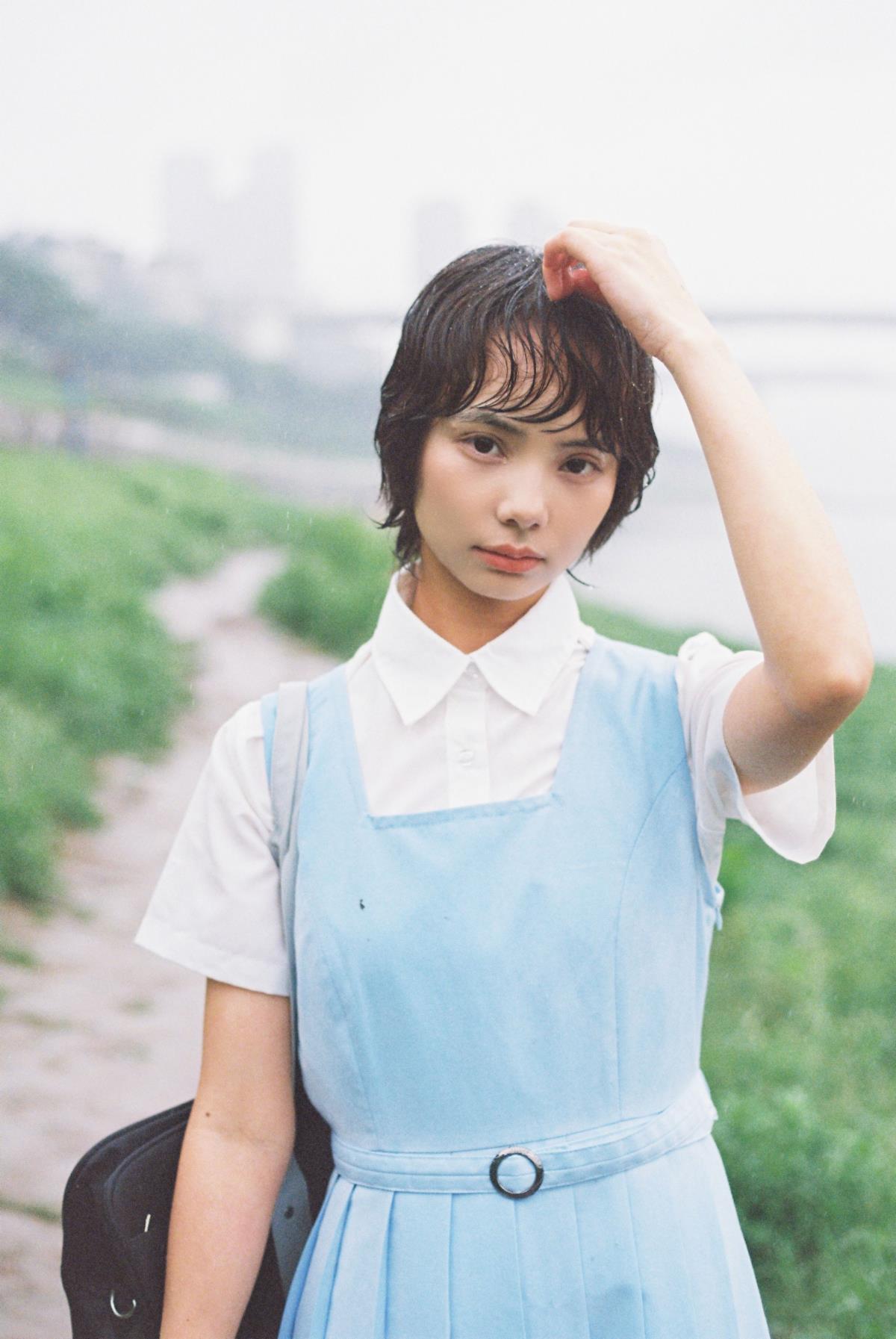 《雨幕下的少女与胶片中的生命力》