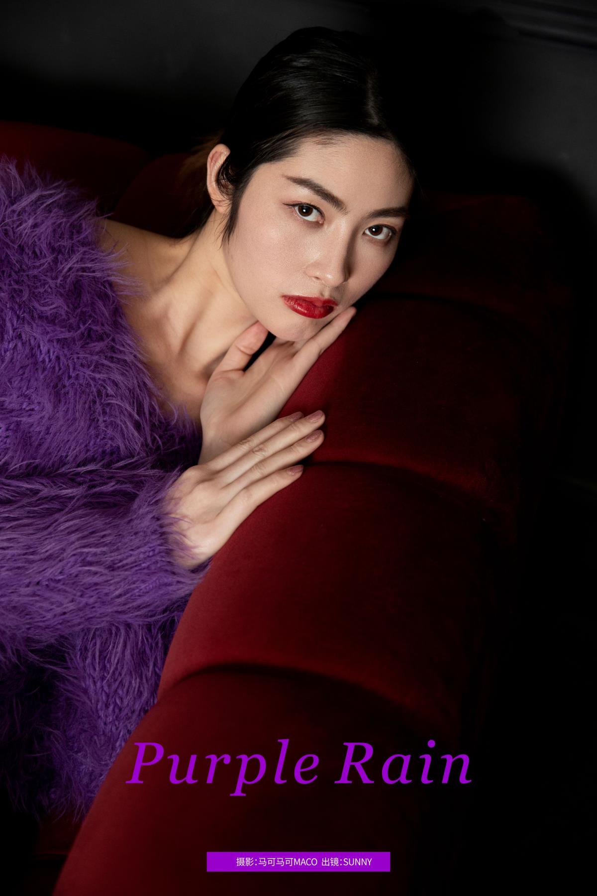 复古意境：毛衣上的紫雨情怀，黑白交织的梦幻诗篇