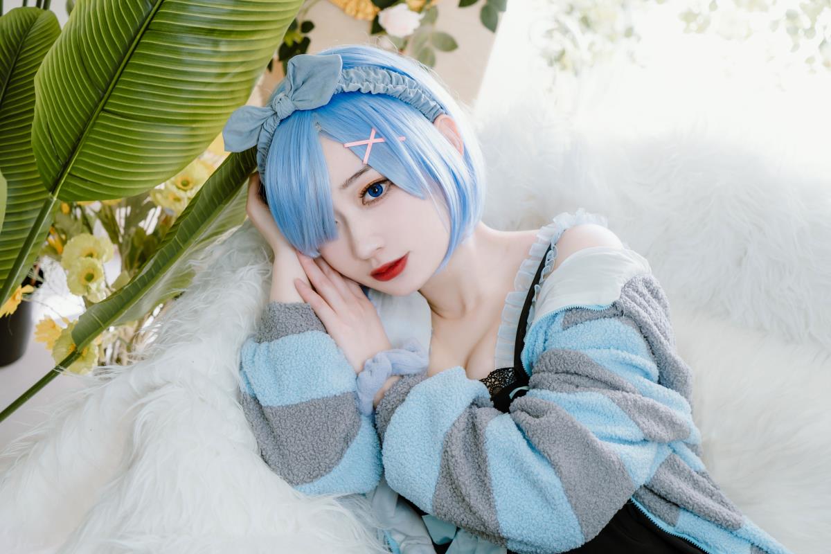 居家蕾姆：可爱美少女的温馨cosplay时光