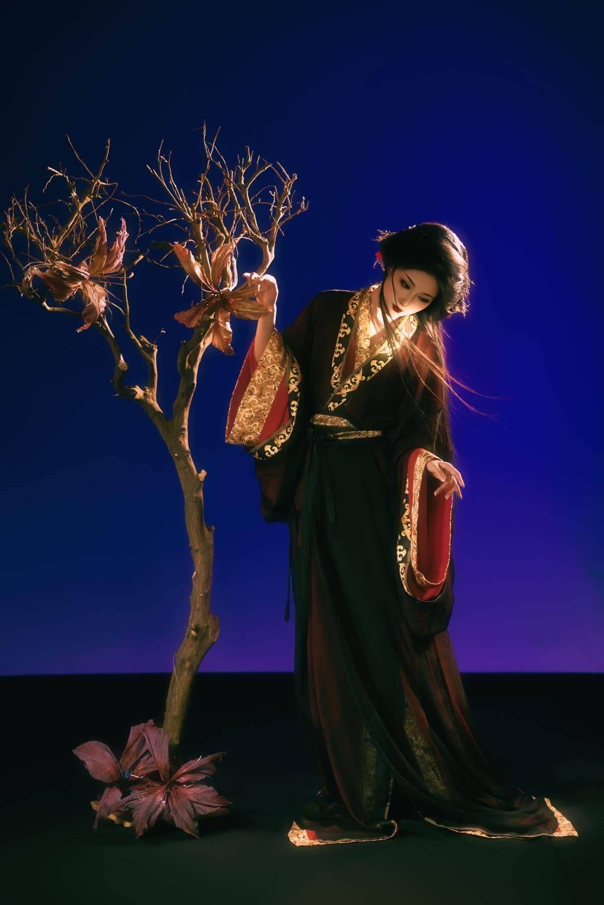 《古风汉服美人：易水寒处，壮士长歌》 解释：将“古风”“汉服”“美人”直接融入标题，突出主题元素，“易水寒处，壮士长歌”则营造出悲壮又豪迈的意境，与诗句“风萧萧兮易水寒，壮士一去兮不复还”相呼应，符合富有意境和文艺向风格的要求。