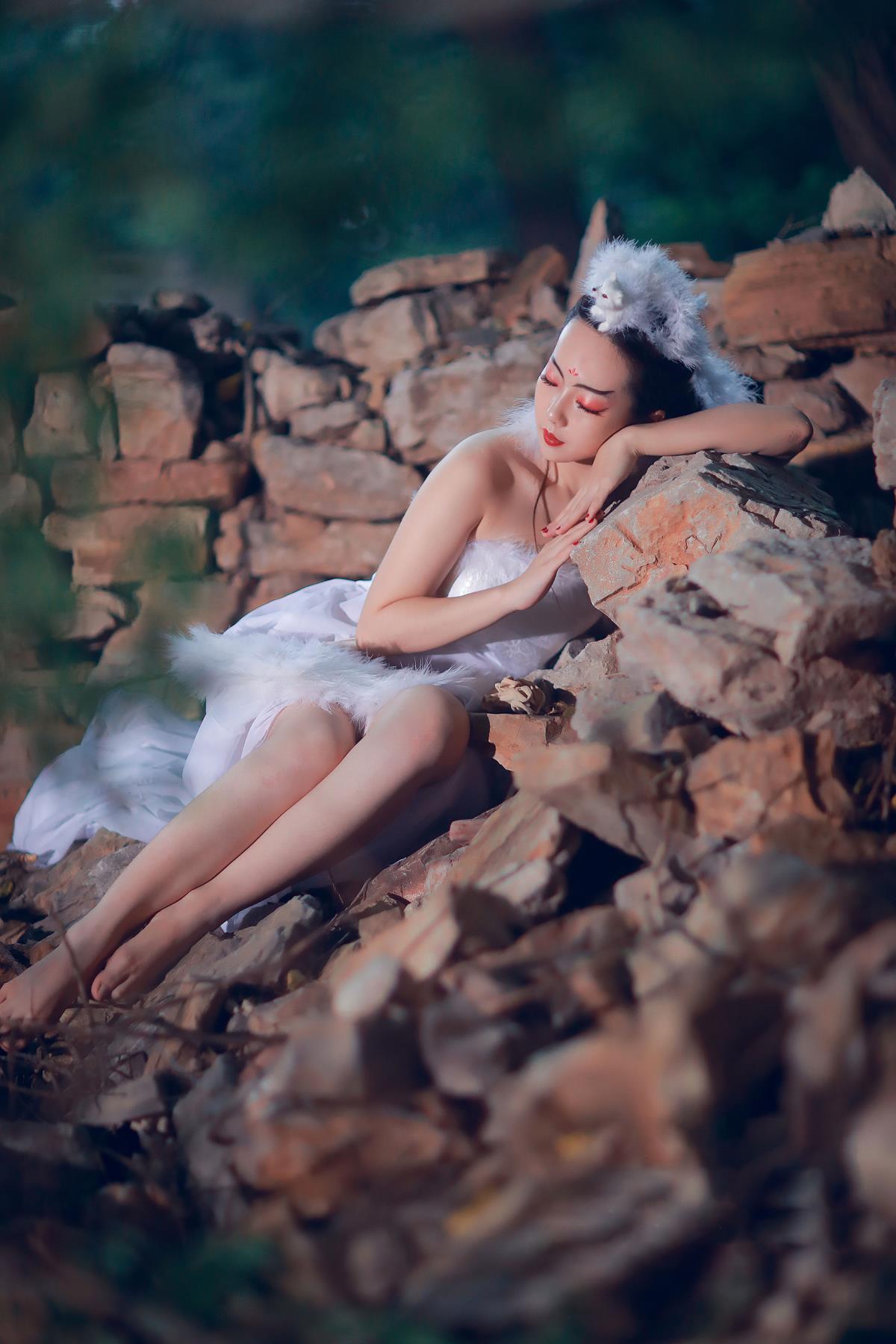 《千年白狐的孤独与爱》《白狐：千年等待的情殇》《灯火阑珊处白狐的独舞》《白狐之爱：穿越千年的悲欢》