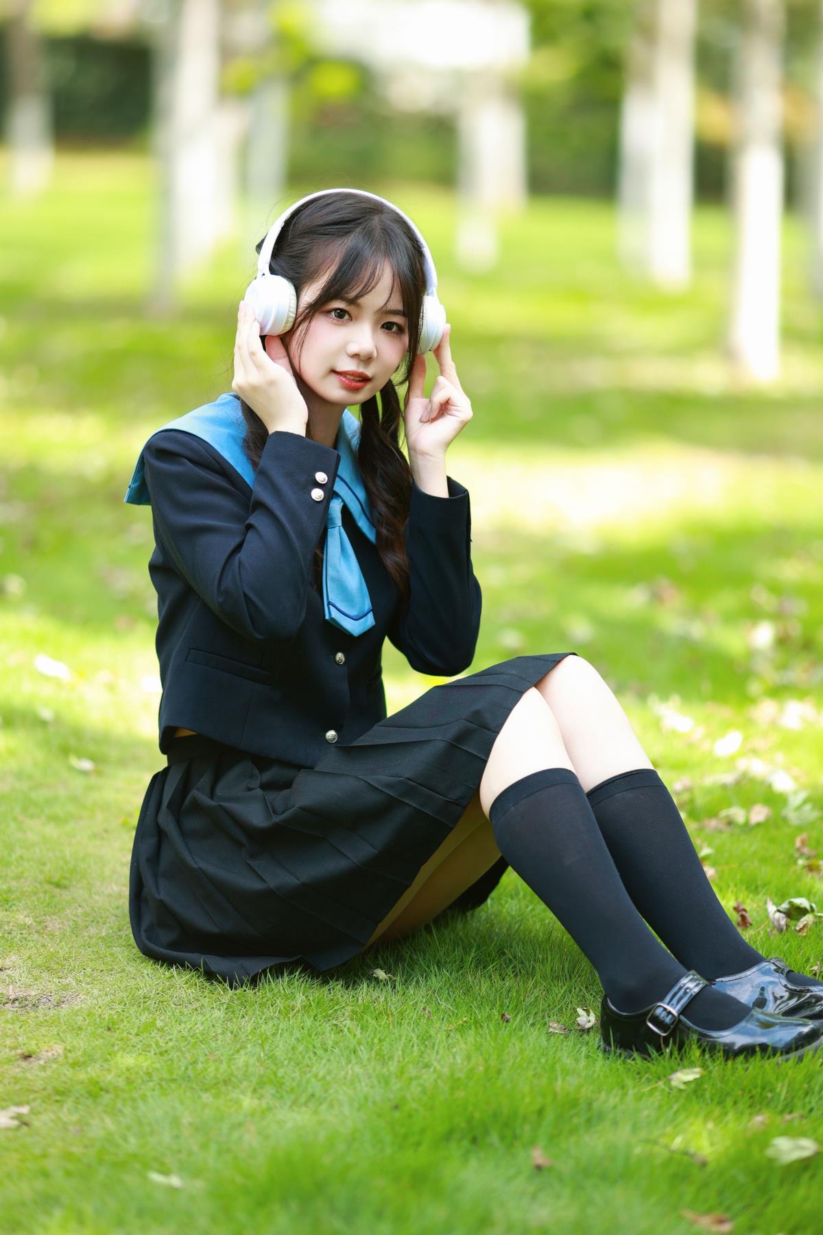 《林间JK少女：落叶间拾起整个秋天》 （这里的书名号只是示例，实际输出不包含书名号） 解析：标题将“林间JK少女”作为主体，“落叶间拾起整个秋天”既体现了给出的关键信息，又营造出了一种富有诗意和意境的氛围，符合文艺向风格。 （此解析仅为辅助理解，实际输出内容按要求不包含这些说明）