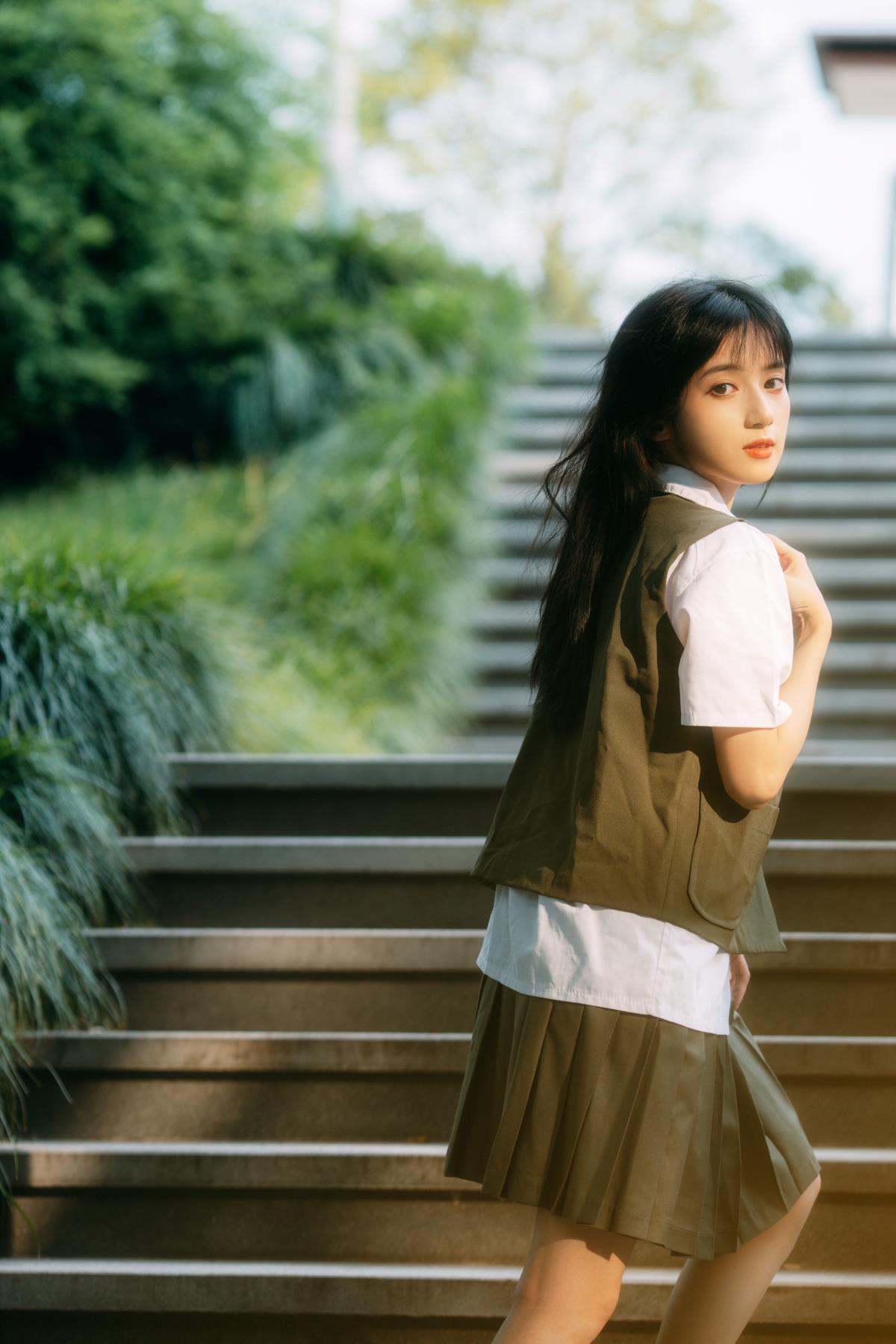 绿色心情：裙摆撑起温柔盛夏