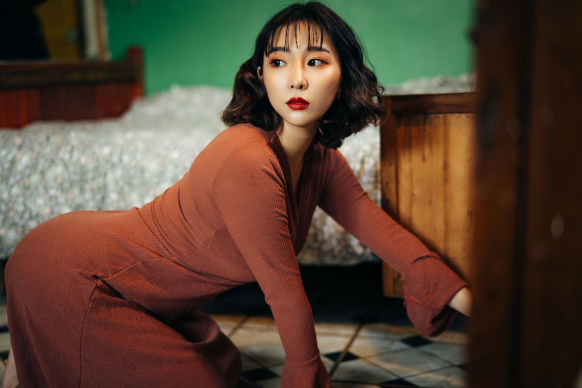 《港式民宿里，似高叶般模特的颓废伤感韵味影像》