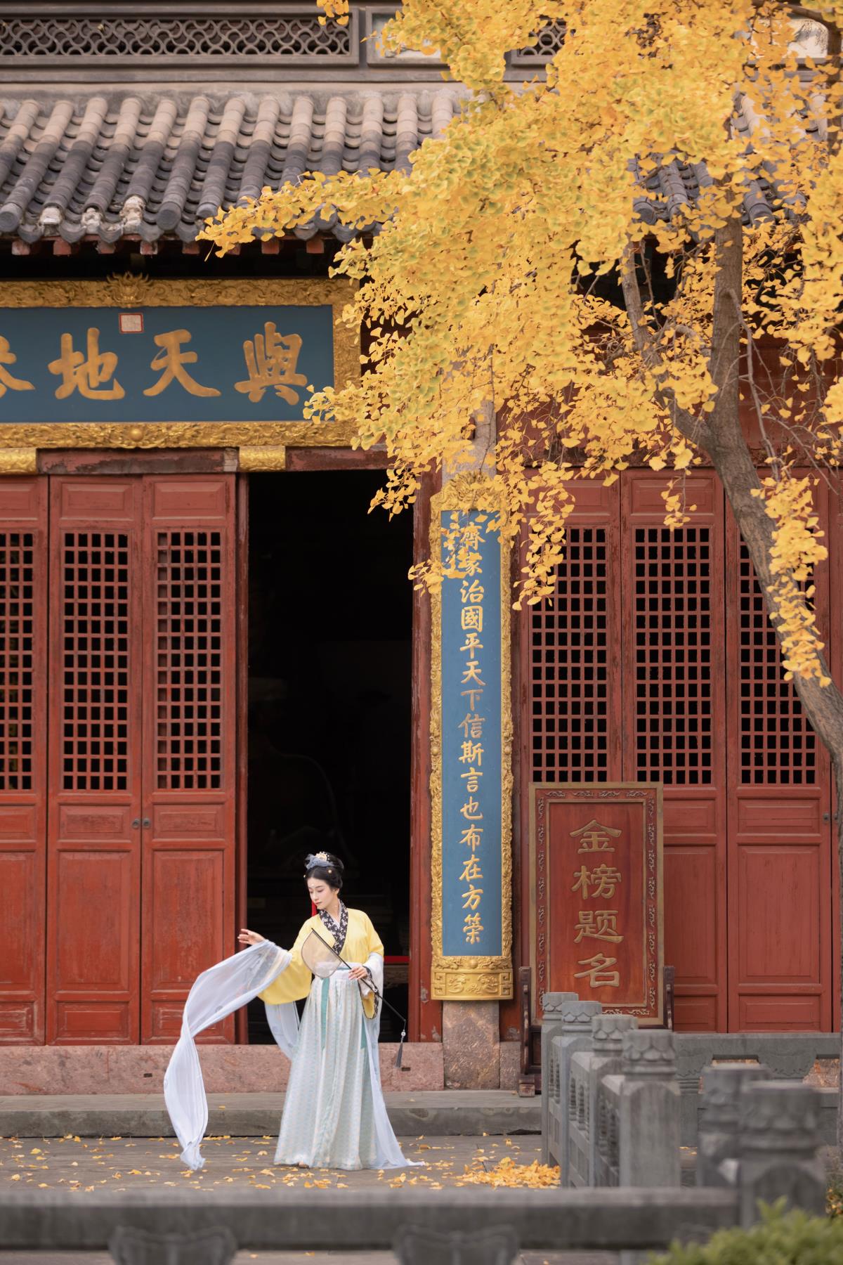 离思：偏摘梨花与白人 解析：原内容中“离思”点明主题，“寻常百种花齐发，偏摘梨花与白人”富有诗意和画面感，直接提取这部分作为标题，既保留了原文的核心元素，又营造出一种文艺且富有意境的氛围，符合古风、国风、清新的风格特点。