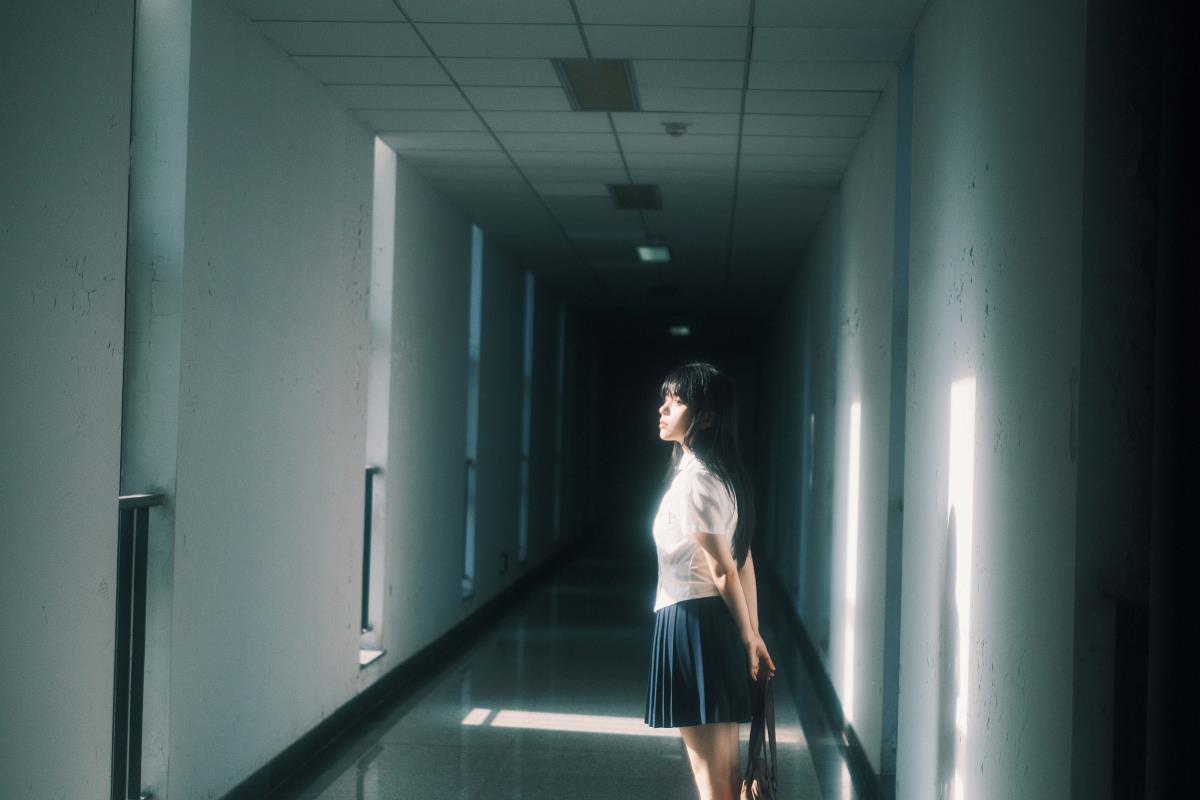 走廊回响间，光影勾勒的日系朦胧校园恋