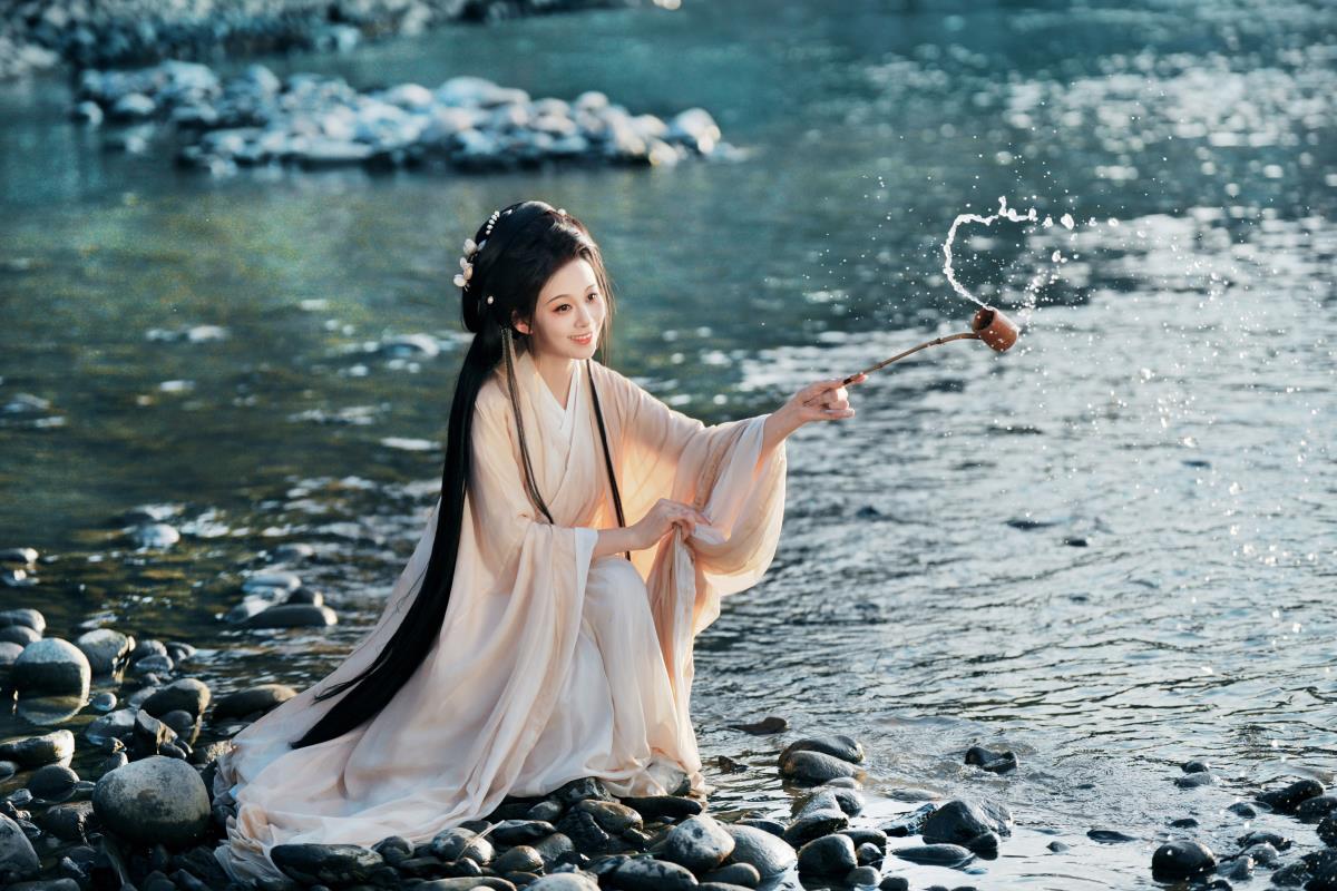 魏晋古风清冷美人：山黛远，月波长，暮云秋影蘸潇湘