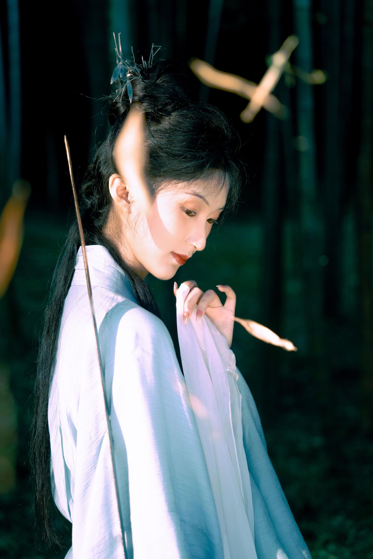 《潇湘小侠梦：林颦儿的光影古风传奇》 或 《竹林光影间，颦儿小侠的古风故事》 或 《颦儿小侠：竹林光影绘就的古风传奇》