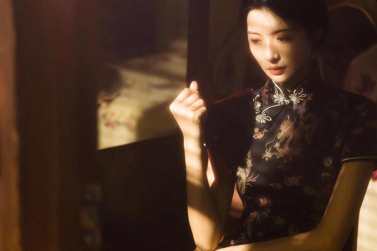 《上瘾，这一世，终将等你》：光影交织下的优雅复古恋歌