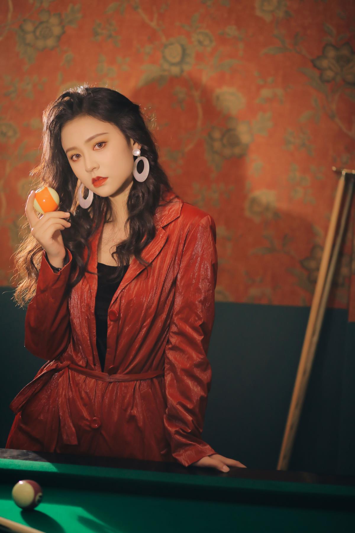 《红影寻踪：复刻赌神邱淑贞的室内港风绮梦》