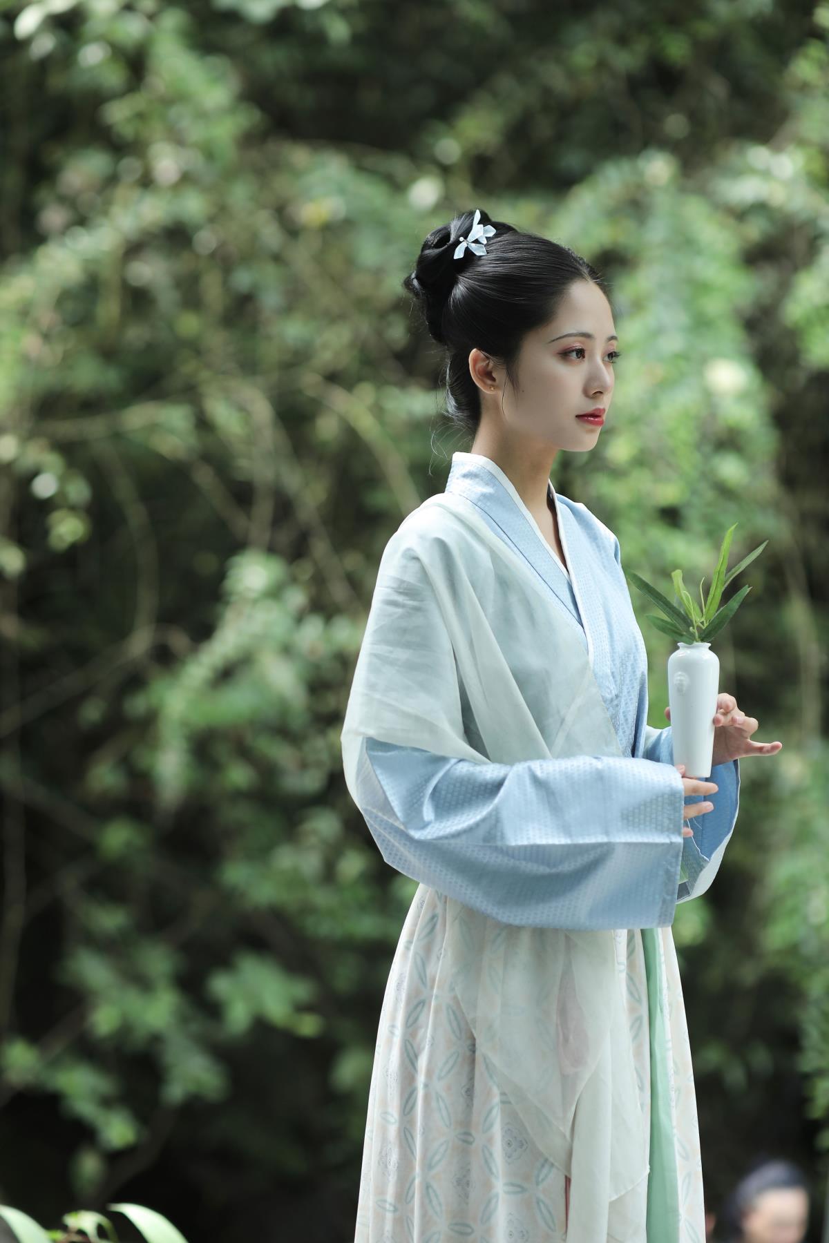 《翠袖柳岸间，汉服映清泉》《汉服轻舞，清冷入画》《柳岸汉服，眸光流转》