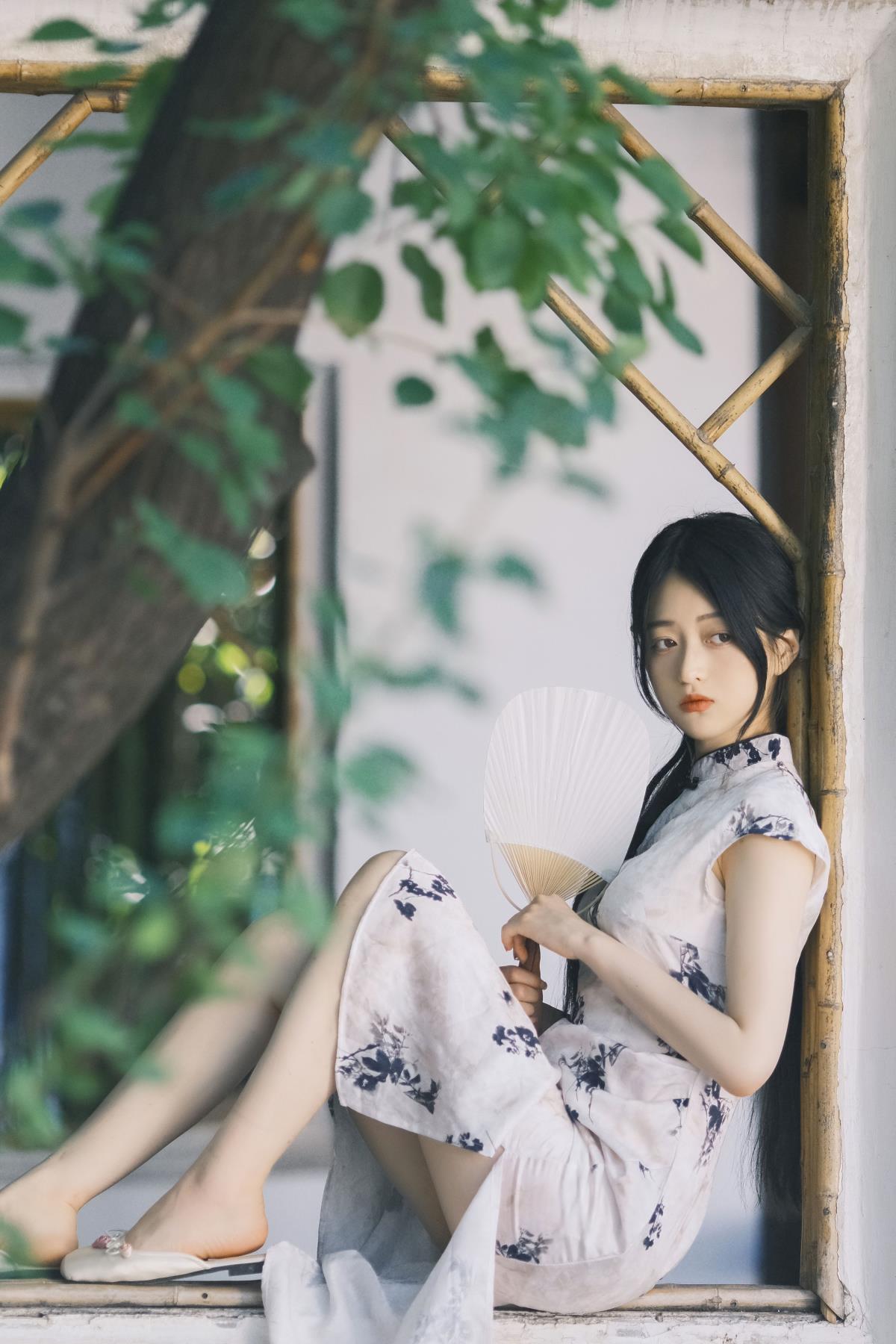 素心旗袍：轻拢慢捻间，韶华错付的优雅梦