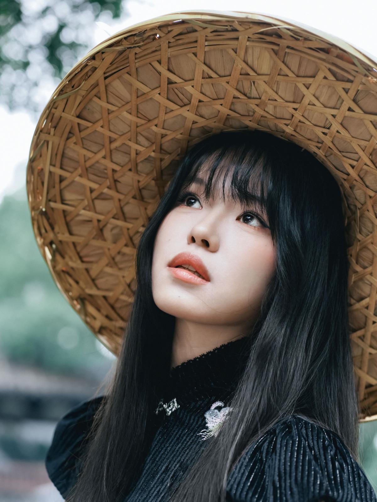 天地缓缓间的曲院风荷：中式旗袍演绎民国清冷风情