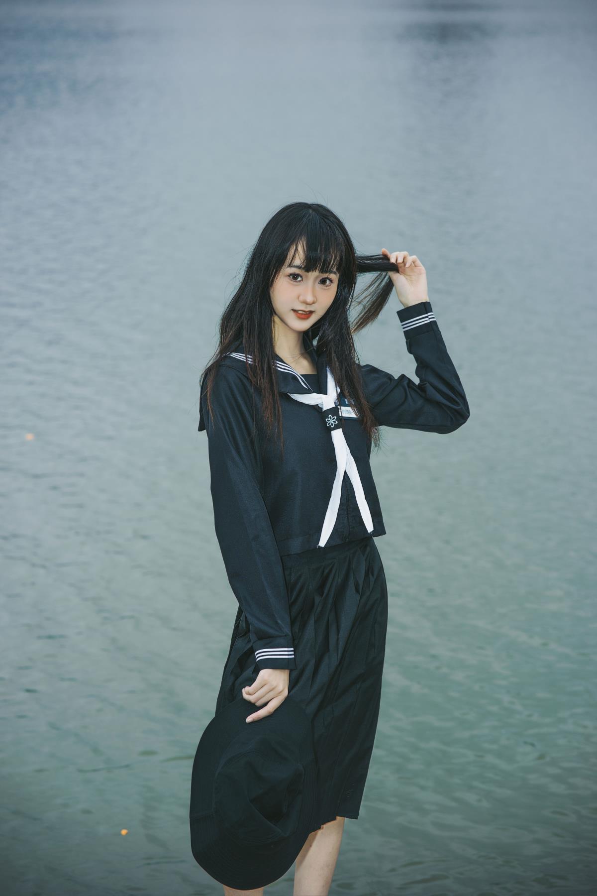 《失落女孩的岛屿心灵记：写真中的悲痛与永恒》