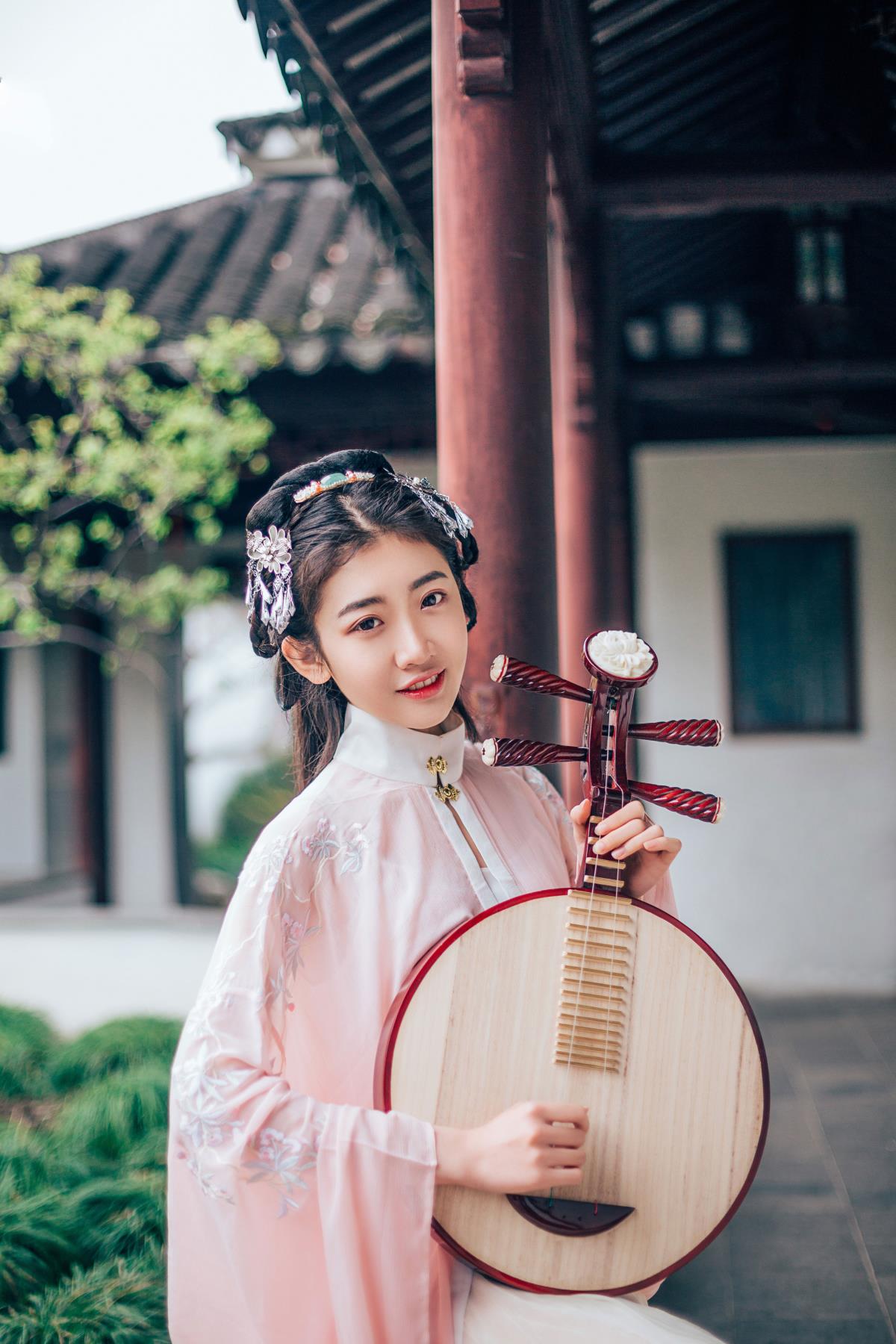 春路花动，邂逅古装少女的清纯汉服梦