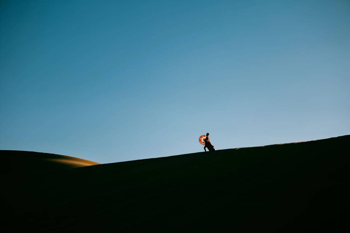 萧瑟秋风下的唯美沙漠意境