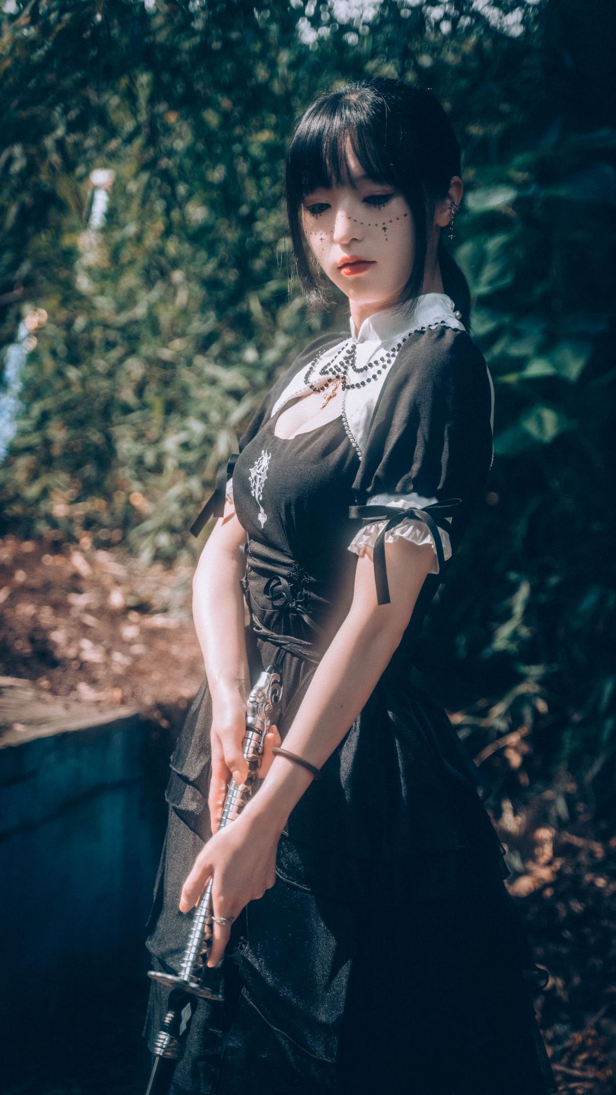 《战斗修女贝：职责燃战火，誓灭世间丑恶，演绎别样Cosplay》 （你可根据实际需求对标题进行调整，若还有其他要求欢迎随时告知） 或者 《战斗修女贝：以战斗之名，向丑恶宣战，于Cosplay中绽放别样风采》