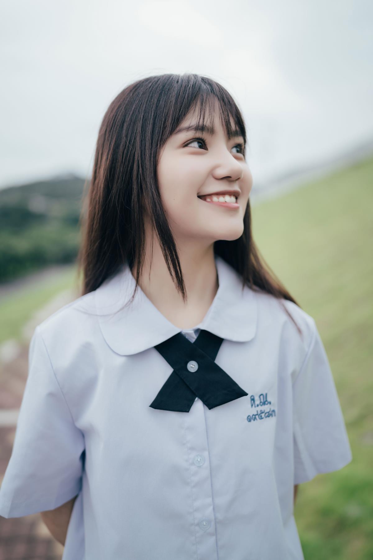 《甜妹漫步八一水库畔，聆听夏日清甜乐章》