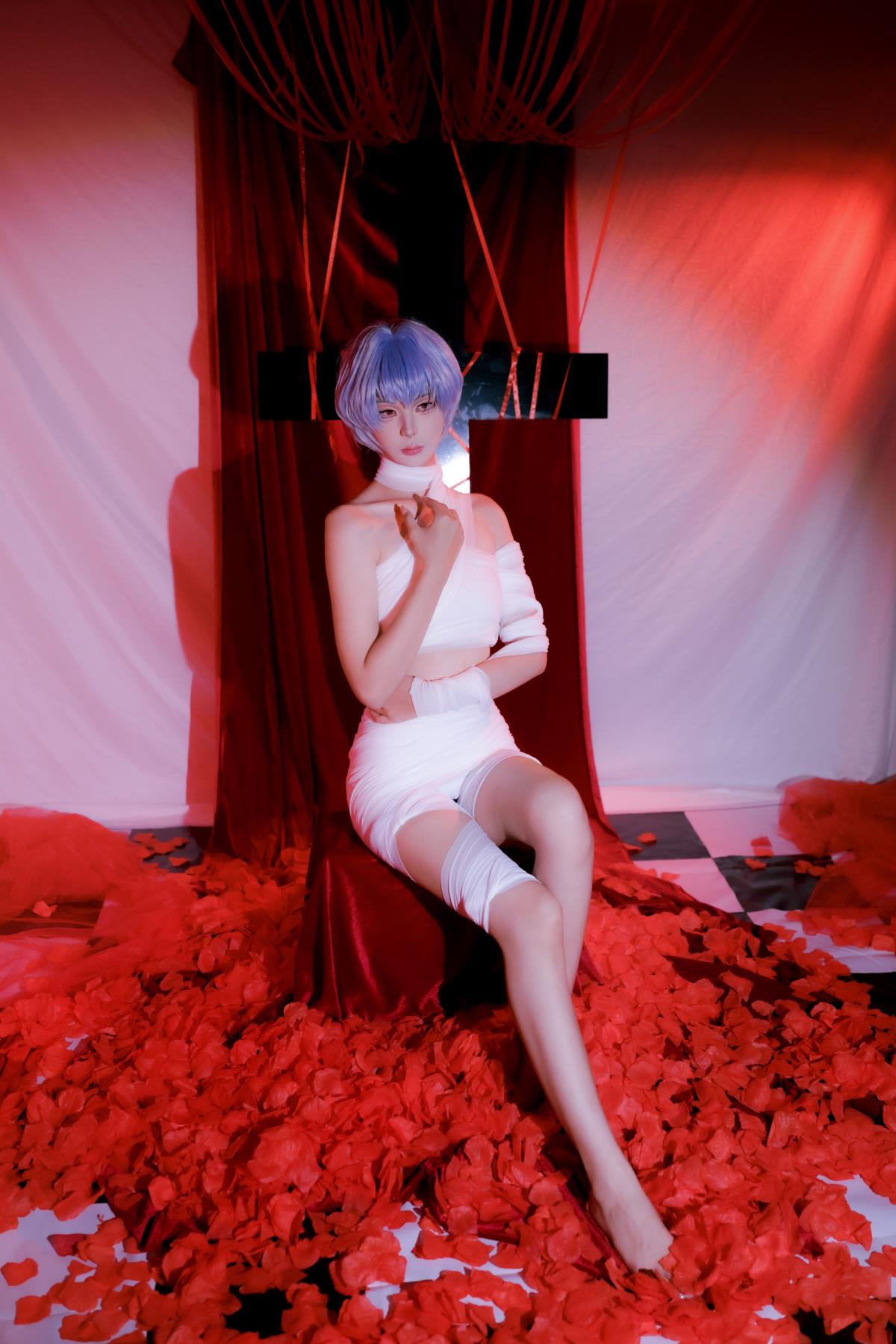 绷带下的凌波丽：性感氛围中的独特写真