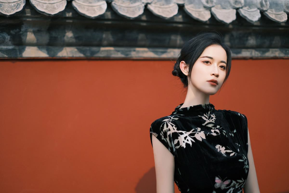 红墙雅韵间的旗袍梦：立领盘扣与印花点缀的芳华