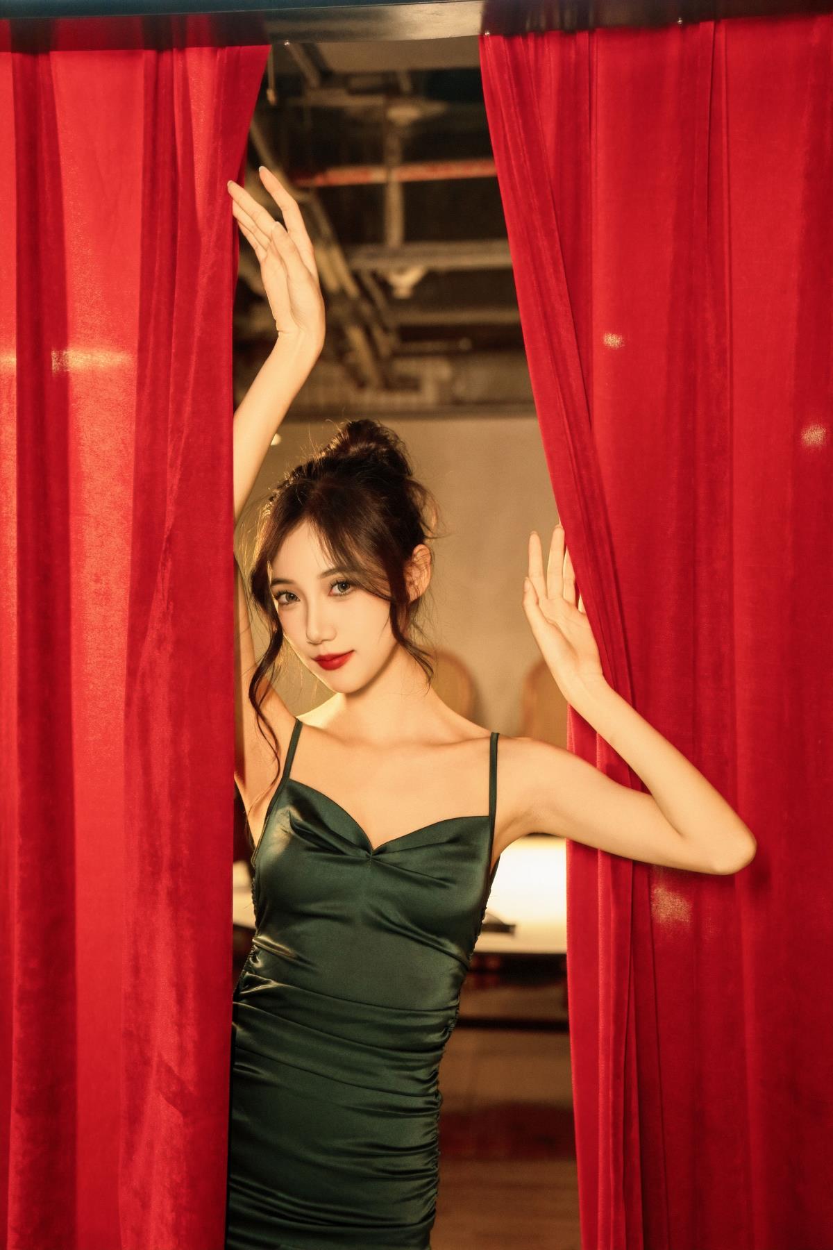 翠影流芳间，港风美人尽显优雅自信与性感魅力