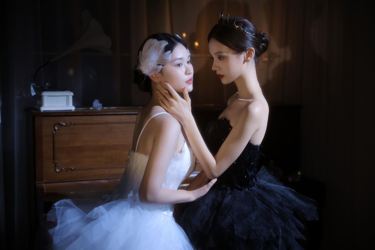 《黑白天鹅：闺蜜暗黑写真，演绎电影灵感双面风情》 或 《黑白天鹅闺蜜情，Cosplay 诠释电影灵感双面世界》 或 《黑白天鹅之闺蜜暗黑写真：电影灵感的双面绽放》 或 《黑白天鹅闺蜜风，以 Cosplay 展现电影灵感双面魅力》 或 《黑白天鹅闺蜜情，借写真演绎电影灵感双面幻梦》 或 《黑白天鹅闺蜜暗黑写真：源于电影灵感的双面绮梦》 或 《黑白天鹅闺蜜 Cosplay，电影灵感双面风情画卷》 或 《黑白天鹅闺蜜写真：电影灵感的双面神秘绽放》 或 《黑白天鹅闺蜜情，借暗黑写真诠释电影灵感双面韵》 或 《黑白天鹅闺蜜风，以 Cosplay 勾勒电影灵感双面影》 或 《黑白天鹅闺蜜暗黑写真：电影灵感双面的诗意呈现》 或 《黑白天鹅闺蜜情，于写真中展现电影灵感双面光》 或 《黑白天鹅闺蜜 Cosplay，电影灵感双面的璀璨演绎》 或 《黑白天鹅闺蜜写真：电影灵感双面的别样风情》 或 《黑白天鹅闺蜜情，借写真诉说电影灵感双面事》 或 《黑白天鹅闺蜜风，以 Cosplay 谱写电影灵感双面曲》 或 《黑白天鹅闺蜜暗黑写真：电影灵感双面的梦幻之约》 或 《黑白天鹅闺蜜情，于暗黑写真中邂逅电影灵感双面灵》 或 《黑白天鹅闺蜜 Cosplay，电影灵感双面的魅力乐章》 或 《黑白天鹅闺蜜写真：电影灵感双面的奇妙之旅》 或 《黑白天鹅闺蜜情，借写真奏响电影灵感双面歌》 或 《黑白天鹅闺蜜风，以 Cosplay 绘制电影灵感双面图》 或 《黑白天鹅闺蜜暗黑写真：电影灵感双面的浪漫叙事》 或 《黑白天鹅闺蜜情，于写真里感受电影灵感双面情》 或 《黑白天鹅闺蜜 Cosplay，电影灵感双面的灵动画卷》 或 《黑白天鹅闺蜜写真：电影灵感双面的唯美绽放》 或 《黑白天鹅闺蜜情，借写真诠释电影灵感双面恋》 或 《黑白天鹅闺蜜风，以 Cosplay 演绎电影灵感双面爱》 或 《黑白天鹅闺蜜暗黑写真：电影灵感双面的奇幻诗篇》 或 《黑白天鹅闺蜜情，于暗黑写真中聆听电影灵感双面语》 或 《黑白天鹅闺蜜 Cosplay，电影灵感双面的绚丽交响》 或 《黑白天鹅闺蜜写真：电影灵感双面的魅力诗篇》 或 《黑白天鹅闺蜜情，借写真编织电影灵感双面梦》 或 《黑白天鹅闺蜜风，以 Cosplay 描绘电影灵感双面景》 或 《黑白天鹅闺蜜暗黑写真：电影灵感双面的神秘篇章》 或 《黑白天鹅闺蜜情，于写真中品味电影灵感双面味》 或 《黑白天鹅闺蜜 Cosplay，电影灵感双面的优雅旋律》 或 《黑白天鹅闺蜜写真：电影灵感双面的精彩演绎》 或 《黑白天鹅闺蜜情，借写真展现电影灵感双面韵》 或 《黑白天鹅闺蜜风，以 Cosplay 勾勒电影灵感双面影》 或 《黑白天鹅闺蜜暗黑写真：电影灵感双面的诗意时光》 或 《黑白天鹅闺蜜情，于写真里邂逅电影灵感双面忆》 或 《黑白天鹅闺蜜 Cosplay，电影灵感双面的浪漫旋律》 或 《黑白天鹅闺蜜写真：电影灵感双面的奇幻旅程》 或 《黑白天鹅闺蜜情，借写真奏响电影灵感双面调》 或 《黑白天鹅闺蜜风，以 Cosplay 绘制电影灵感双面画》 或 《黑白天鹅闺蜜暗黑写真：电影灵感双面的唯美叙事》 或 《黑白天鹅闺蜜情，于写真中感受电影灵感双面情》 或 《黑白天鹅闺蜜 Cosplay，电影灵感双面的灵动乐章》 或 《黑白天鹅闺蜜写真：电影灵感双面的绚丽绽放》 或 《黑白天鹅闺蜜情，借写真诠释电影灵感双面恋》 或 《黑白天鹅闺蜜风，以 Cosplay 演绎电影灵感双面爱》 或 《黑白天鹅闺蜜暗黑写真：电影灵感双面的奇幻诗篇》 或 《黑白天鹅闺蜜情，于暗黑写真中聆听电影灵感双面语》 或 《黑白天鹅闺蜜 Cosplay，电影灵感双面的绚丽交响》 或 《黑白天鹅闺蜜写真：电影灵感双面的魅力诗篇》 或 《黑白天鹅闺蜜情，借写真编织电影灵感双面梦》 或 《黑白天鹅闺蜜风，以 Cosplay 描绘电影灵感双面景》 或 《黑白天鹅闺蜜暗黑写真：电影灵感双面的神秘篇章》 或 《黑白天鹅闺蜜情，于写真中品味电影灵感双面味》 或 《黑白天鹅闺蜜 Cosplay，电影灵感双面的优雅旋律》 或 《黑白天鹅闺蜜写真：电影灵感双面的精彩演绎》 或 《黑白天鹅闺蜜情，借写真展现电影灵感双面韵》 或 《黑白天鹅闺蜜风，以 Cosplay 勾勒电影灵感双面影》 或 《黑白天鹅闺蜜暗黑写真：电影灵感双面的诗意时光》 或 《黑白天鹅闺蜜情，于写真里邂逅电影灵感双面忆》 或 《黑白天鹅闺蜜 Cosplay，电影灵感双面的浪漫旋律》 或 《黑白天鹅闺蜜写真：电影灵感双面的奇幻旅程》 或 《黑白天鹅闺蜜情，借写真奏响电影灵感双面调》 或 《黑白天鹅闺蜜风，以 Cosplay 绘制电影灵感双面画》 或 《黑白天鹅闺蜜暗黑写真：电影灵感双面的唯美叙事》 或 《黑白天鹅闺蜜情，于写真中感受电影灵感双面情》 或 《黑白天鹅闺蜜 Cosplay，电影灵感双面的灵动乐章》 或 《黑白天鹅闺蜜写真：电影灵感双面的绚丽绽放》 或 《黑白天鹅闺蜜情，借写真诠释电影灵感双面恋》 或 《黑白天鹅闺蜜风，以 Cosplay 演绎电影灵感双面爱》 或 《黑白天鹅闺蜜暗黑写真：电影灵感双面的奇幻诗篇》 或 《黑白天鹅闺蜜情，于暗黑写真中聆听电影灵感双面语》 或 《黑白天鹅闺蜜 Cosplay，电影灵感双面的绚丽交响》 或 《黑白天鹅闺蜜写真：电影灵感双面的魅力诗篇》 或 《黑白天鹅闺蜜情，借写真编织电影灵感双面梦》 或 《黑白天鹅闺蜜风，以 Cosplay 描绘电影灵感双面景》 或 《黑白天鹅闺蜜暗黑写真：电影灵感双面的神秘篇章》 或 《黑白天鹅闺蜜情，于写真中品味电影灵感双面味》 或 《黑白天鹅闺蜜 Cosplay，电影灵感双面的优雅旋律》 或 《黑白天鹅闺蜜写真：电影灵感双面的精彩演绎》 或 《黑白天鹅闺蜜情，借写真展现电影灵感双面韵》 或 《黑白天鹅闺蜜风，以 Cosplay 勾勒电影灵感双面影》 或 《黑白天鹅闺蜜暗黑写真：电影灵感双面的诗意时光》 或 《黑白天鹅闺蜜情，于写真里邂逅电影灵感双面忆》 或 《黑白天鹅闺蜜 Cosplay，电影灵感双面的浪漫旋律》 或 《黑白天鹅闺蜜写真：电影灵感双面的奇幻旅程》 或 《黑白天鹅闺蜜情，借写真奏响电影灵感双面调》 或 《黑白天鹅闺蜜风，以 Cosplay 绘制电影灵感双面画》 或 《黑白天鹅闺蜜暗黑写真：电影灵感双面的唯美叙事》 或 《黑白天鹅闺蜜情，于写真中感受电影灵感双面情》 或 《黑白天鹅闺蜜 Cosplay，电影灵感双面的灵动乐章》 或 《黑白天鹅闺蜜写真：电影灵感双面的绚丽绽放》 或 《黑白天鹅闺蜜情，借写真诠释电影灵感双面恋》 或 《黑白天鹅闺蜜风，以 Cosplay 演绎电影灵感双面爱》 或 《黑白天鹅闺蜜暗黑写真：电影灵感双面的奇幻诗篇》 或 《黑白天鹅闺蜜情，于暗黑写真中聆听电影灵感双面语》 或 《黑白天鹅闺蜜 Cosplay，电影灵感双面的绚丽交响》 或 《黑白天鹅闺蜜写真：电影灵感双面的魅力诗篇》 或 《黑白天鹅闺蜜情，借写真编织电影灵感双面梦》 或 《黑白天鹅闺蜜风，以 Cosplay 描绘电影灵感双面景》 或 《黑白天鹅闺蜜暗黑写真：电影灵感双面的神秘篇章》 或 《黑白天鹅闺蜜情，于写真中品味电影灵感双面味》 或 《黑白天鹅闺蜜 Cosplay，电影灵感双面的优雅旋律》 或 《黑白天鹅闺蜜写真：电影灵感双面的精彩演绎》 或 《黑白天鹅闺蜜情，借写真展现电影灵感双面韵》 或 《黑白天鹅闺蜜风，以 Cosplay 勾勒电影灵感双面影》 或 《黑白天鹅闺蜜暗黑写真：电影灵感双面的诗意时光》 或 《黑白天鹅闺蜜情，于写真里邂逅电影灵感双面忆》 或 《黑白天鹅闺蜜 Cosplay，电影灵感双面的浪漫旋律》 或 《黑白天鹅闺蜜写真：电影灵感双面的奇幻旅程》 或 《黑白天鹅闺蜜情，借写真奏响电影灵感双面调》 或 《黑白天鹅闺蜜风，以 Cosplay 绘制电影灵感双面画》 或 《黑白天鹅闺蜜暗黑写真：电影灵感双面的唯美叙事》 或 《黑白天鹅闺蜜情，于写真中感受电影灵感双面情》 或 《黑白天鹅闺蜜 Cosplay，电影灵感双面的灵动乐章》 或 《黑白天鹅闺蜜写真：电影灵感双面的绚丽绽放》 或 《黑白天鹅闺蜜情，借写真诠释电影灵感双面恋》 或 《黑白天鹅闺蜜风，以 Cosplay 演绎电影灵感双面爱》 或 《黑白天鹅闺蜜暗黑写真：电影灵感双面的奇幻诗篇》 或 《黑白天鹅闺蜜情，于暗黑写真中聆听电影灵感双面语》 或 《黑白天鹅闺蜜 Cosplay，电影灵感双面的绚丽交响》 或 《黑白天鹅闺蜜写真：电影灵感双面的魅力诗篇》 或 《黑白天鹅闺蜜情，借写真编织电影灵感双面梦》 或 《黑白天鹅闺蜜风，以 Cosplay 描绘电影灵感双面景》 或 《黑白天鹅闺蜜暗黑写真：电影灵感双面的神秘篇章》 或 《黑白天鹅闺蜜情，于写真中品味电影灵感双面味》 或 《黑白天鹅闺蜜 Cosplay，电影灵感双面的优雅旋律》 或 《黑白天鹅闺蜜写真：电影灵感双面的精彩演绎》 或 《黑白天鹅闺蜜情，借写真展现电影灵感双面韵》 或 《黑白天鹅闺蜜风，以 Cosplay 勾勒电影灵感双面影》 或 《黑白天鹅闺蜜暗黑写真：电影灵感双面的诗意时光》 或 《黑白天鹅闺蜜情，于写真里邂逅电影灵感双面忆》 或 《黑白天鹅闺蜜 Cosplay，电影灵感双面的浪漫旋律》 或 《黑白天鹅闺蜜写真：电影灵感双面的奇幻旅程》 或 《黑白天鹅闺蜜情，借写真奏响电影灵感双面调》 或 《黑白天鹅闺蜜风，以 Cosplay 绘制电影灵感双面画》 或 《黑白天鹅闺蜜暗黑写真：电影灵感双面的唯美叙事》 或 《黑白天鹅闺蜜情，于写真中感受电影灵感双面情》 或 《黑白天鹅闺蜜 Cosplay，电影灵感双面的灵动乐章》 或 《黑白天鹅闺蜜写真：电影灵感双面的绚丽绽放》 或 《黑白天鹅闺蜜情，借写真诠释电影灵感双面恋》 或 《黑白天鹅闺蜜风，以 Cosplay 演绎电影灵感双面爱》 或 《黑白天鹅闺蜜暗黑写真：电影灵感双面的奇幻诗篇》 或 《黑白天鹅闺蜜情，于暗黑写真中聆听电影灵感双面语》 或 《黑白天鹅闺蜜 Cosplay，电影灵感双面的绚丽交响》 或 《黑白天鹅闺蜜写真：电影灵感双面的魅力诗篇》 或 《黑白天鹅闺蜜情，借写真编织电影灵感双面梦》 或 《黑白天鹅闺蜜风，以 Cosplay 描绘电影灵感双面景》 或 《黑白天鹅闺蜜暗黑写真：电影灵感双面的神秘篇章》 或 《黑白天鹅闺蜜情，于写真中品味电影灵感双面味》 或 《黑白天鹅闺蜜 Cosplay，电影灵感双面的优雅旋律》 或 《黑白天鹅闺蜜写真：电影灵感双面的精彩演绎》 或 《黑白天鹅闺蜜情，借写真展现电影灵感双面韵》 或 《黑白天鹅闺蜜风，以 Cosplay 勾勒电影灵感双面影》 或 《黑白天鹅闺蜜暗黑写真：电影灵感双面的诗意时光》 或 《黑白天鹅闺蜜情，于写真里邂逅电影灵感双面忆》 或 《黑白天鹅闺蜜 Cosplay，电影灵感双面的浪漫旋律》 或 《黑白天鹅闺蜜写真：电影灵感双面的奇幻旅程》 或 《黑白天鹅闺蜜情，借写真奏响电影灵感双面调》 或 《黑白天鹅闺蜜风，以 Cosplay 绘制电影灵感双面画》 或 《黑白天鹅闺蜜暗黑写真：电影灵感双面的唯美叙事》 或 《黑白天鹅闺蜜情，于写真中感受电影灵感双面情》 或 《黑白天鹅闺蜜 Cosplay，电影灵感双面的灵动乐章》 或 《黑白天鹅闺蜜写真：电影灵感双面的绚丽绽放》 或 《黑白天鹅闺蜜情，借写真诠释电影灵感双面恋》 或 《黑白天鹅闺蜜风，以 Cosplay 演绎电影灵感双面爱》 或 《黑白天鹅闺蜜暗黑写真：电影灵感双面的奇幻诗篇》 或 《黑白天鹅闺蜜情，于暗黑写真中聆听电影灵感双面语》 或 《黑白天鹅闺蜜 Cosplay，电影灵感双面的绚丽交响》 或 《黑白天鹅闺蜜写真：电影灵感双面的魅力诗篇》 或 《黑白天鹅闺蜜情，借写真编织电影灵感双面梦》 或 《黑白天鹅闺蜜风，以 Cosplay 描绘电影灵感双面景》 或 《黑白天鹅闺蜜暗黑写真：电影灵感双面的神秘篇章》 或 《黑白天鹅闺蜜情，于写真中品味电影灵感双面味》 或 《黑白天鹅闺蜜 Cosplay，电影灵感双面的优雅旋律》 或 《黑白天鹅闺蜜写真：电影灵感双面的精彩演绎》 或 《黑白天鹅闺蜜情，借写真展现电影灵感双面韵》 或 《黑白天鹅闺蜜风，以 Cosplay 勾勒电影灵感双面影》 或 《黑白天鹅闺蜜暗黑写真：电影灵感双面的诗意时光》 或 《黑白天鹅闺蜜情，于写真里邂逅电影灵感双面忆》 或 《黑白天鹅闺蜜 Cosplay，电影灵感双面的浪漫旋律》 或 《黑白天鹅闺蜜写真：电影灵感双面的奇幻旅程》 或 《黑白天鹅闺蜜情，借写真奏响电影灵感双面调》 或 《黑白天鹅闺蜜风，以 Cosplay 绘制电影灵感双面画》 或 《黑白天鹅闺蜜暗黑写真：电影灵感双面的唯美叙事》 或 《黑白天鹅闺蜜情，于写真中感受电影灵感双面情》 或 《黑白天鹅闺蜜 Cosplay，电影灵感双面的灵动乐章》 或 《黑白天鹅闺蜜写真：电影灵感双面的绚丽绽放》 或 《黑白天鹅闺蜜情，借写真诠释电影灵感双面恋》 或 《黑白天鹅闺蜜风，以 Cosplay 演绎电影灵感双面爱》 或 《黑白天鹅闺蜜暗黑写真：电影灵感双面的奇幻诗篇》 或 《黑白天鹅闺蜜情，于暗黑写真中聆听电影灵感双面语》 或 《黑白天鹅闺蜜 Cosplay，电影灵感双面的绚丽交响》 或 《黑白天鹅闺蜜写真：电影灵感双面的魅力诗篇》 或 《黑白天鹅闺蜜情，借写真编织电影灵感双面梦》 或 《黑白天鹅闺蜜风，以 Cosplay 描绘电影灵感双面景》 或 《黑白天鹅闺蜜暗黑写真：电影灵感双面的神秘篇章》 或 《黑白天鹅闺蜜情，于写真中品味电影灵感双面味》 或 《黑白天鹅闺蜜 Cosplay，电影灵感双面的优雅旋律》 或 《黑白天鹅闺蜜写真：电影灵感双面的精彩演绎》 或 《黑白天鹅闺蜜情，借写真展现电影灵感双面韵》 或 《黑白天鹅闺蜜风，以 Cosplay 勾勒电影灵感双面影》 或 《黑白天鹅闺蜜暗黑写真：电影灵感双面的诗意时光》 或 《黑白天鹅闺蜜情，于写真里邂逅电影灵感双面忆》 或 《黑白天鹅闺蜜 Cosplay，电影灵感双面的浪漫旋律》 或 《黑白天鹅闺蜜写真：电影灵感双面的奇幻旅程》 或 《黑白天鹅闺蜜情，借写真奏响电影灵感双面调》 或 《黑白天鹅闺蜜风，以 Cosplay 绘制电影灵感双面画》 或 《黑白天鹅闺蜜暗黑写真：电影灵感双面的唯美叙事》 或 《黑白天鹅闺蜜情，于写真中感受电影灵感双面情》 或 《黑白天鹅闺蜜 Cosplay，电影灵感双面的灵动乐章》 或 《黑白天鹅闺蜜写真：电影灵感双面的绚丽绽放》 或 《黑白天鹅闺蜜情，借写真诠释电影灵感双面恋》 或 《黑白天鹅闺蜜风，以 Cosplay 演绎电影灵感双面爱》 或 《黑白天鹅闺蜜暗黑写真：电影灵感双面的奇幻诗篇》 或 《黑白天鹅闺蜜情，于暗黑写真中聆听电影灵感双面语》 或 《黑白天鹅闺蜜 Cosplay，电影灵感双面的绚丽交响》 或 《黑白天鹅闺蜜写真：电影灵感双面的魅力诗篇》 或 《黑白天鹅闺蜜情，借写真编织电影灵感双面梦》 或 《黑白天鹅闺蜜风，以 Cosplay 描绘电影灵感双面景》 或 《黑白天鹅闺蜜暗黑写真：电影灵感双面的神秘篇章》 或 《黑白天鹅闺蜜情，于写真中品味电影灵感双面味》 或 《黑白天鹅闺蜜 Cosplay，电影灵感双面的优雅旋律》 或 《黑白天鹅闺蜜写真：电影灵感双面的精彩演绎》 或 《黑白天鹅闺蜜情，借写真展现电影灵感双面韵》 或 《黑白天鹅闺蜜风，以 Cosplay 勾勒电影灵感双面影》 或 《黑白天鹅闺蜜暗黑写真：电影灵感双面的诗意时光》 或 《黑白天鹅闺蜜情，于写真里邂逅电影灵感双面忆》 或 《黑白天鹅闺蜜 Cosplay，电影灵感双面的浪漫旋律》 或 《黑白天鹅闺蜜写真：电影灵感