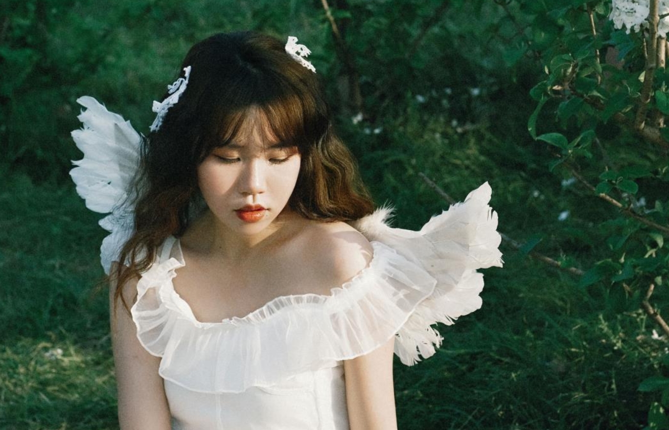 黄昏下，天使与少女的哀伤之约