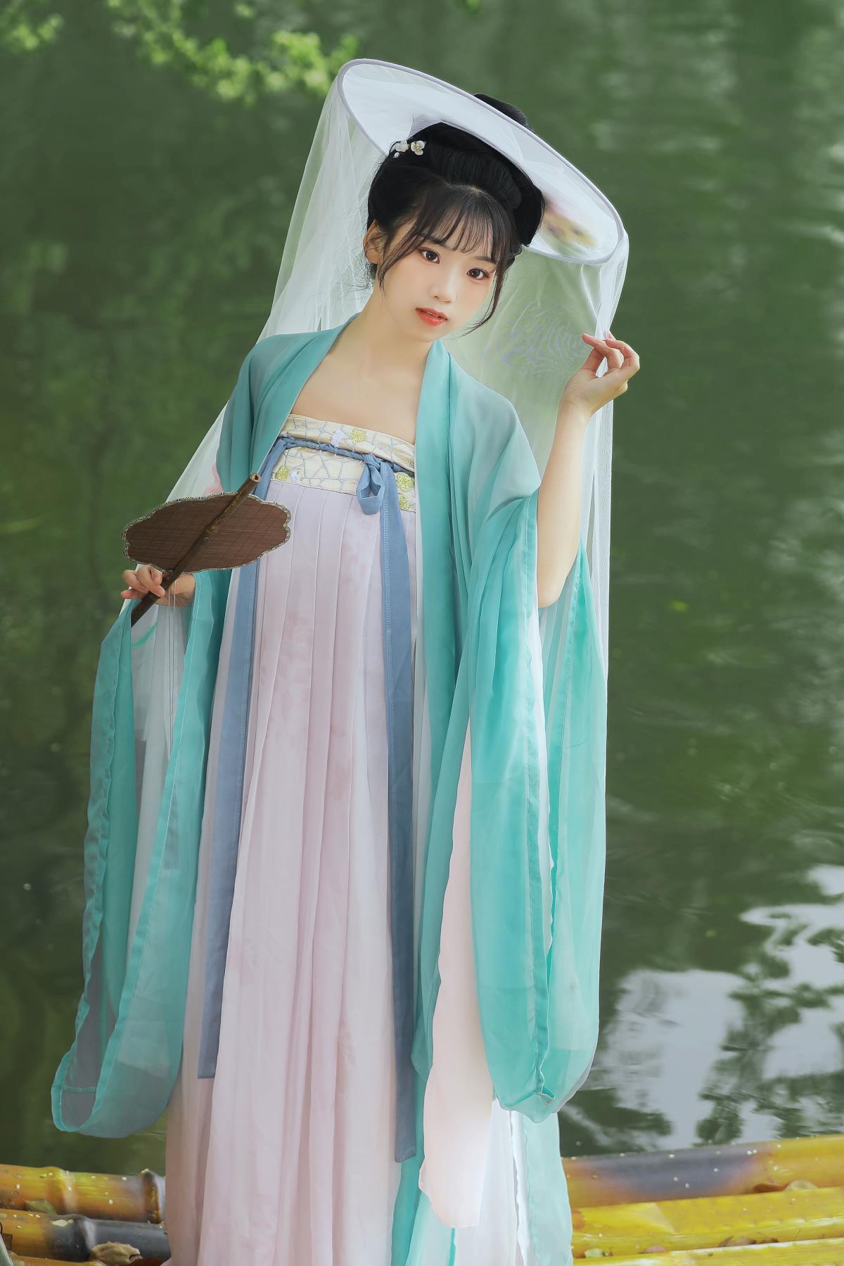 忆江南：古风姑娘与汉服勾勒的如画景致
