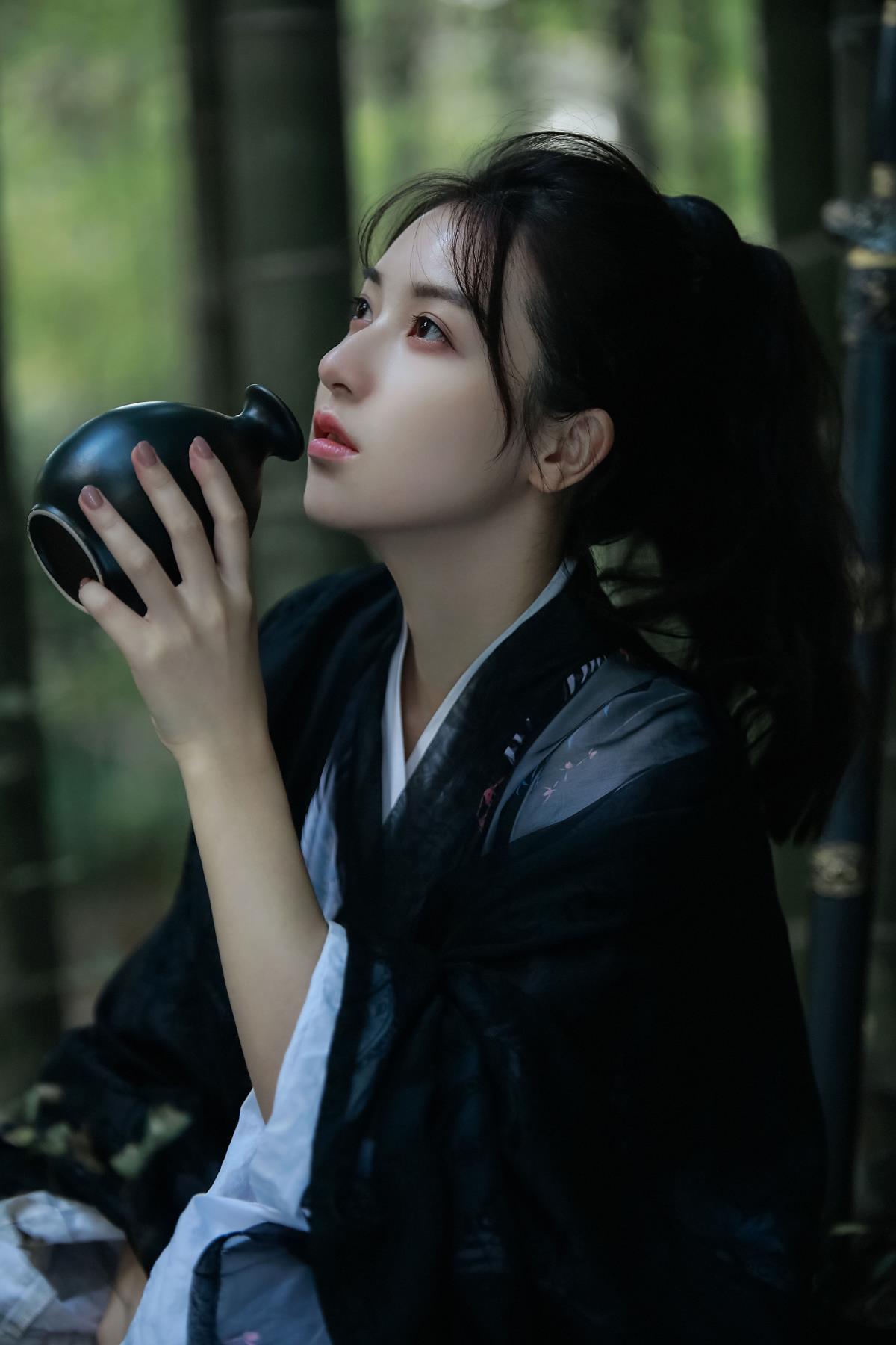 《逍遥游：竹林中女侠的红尘剑意与金樽笑》