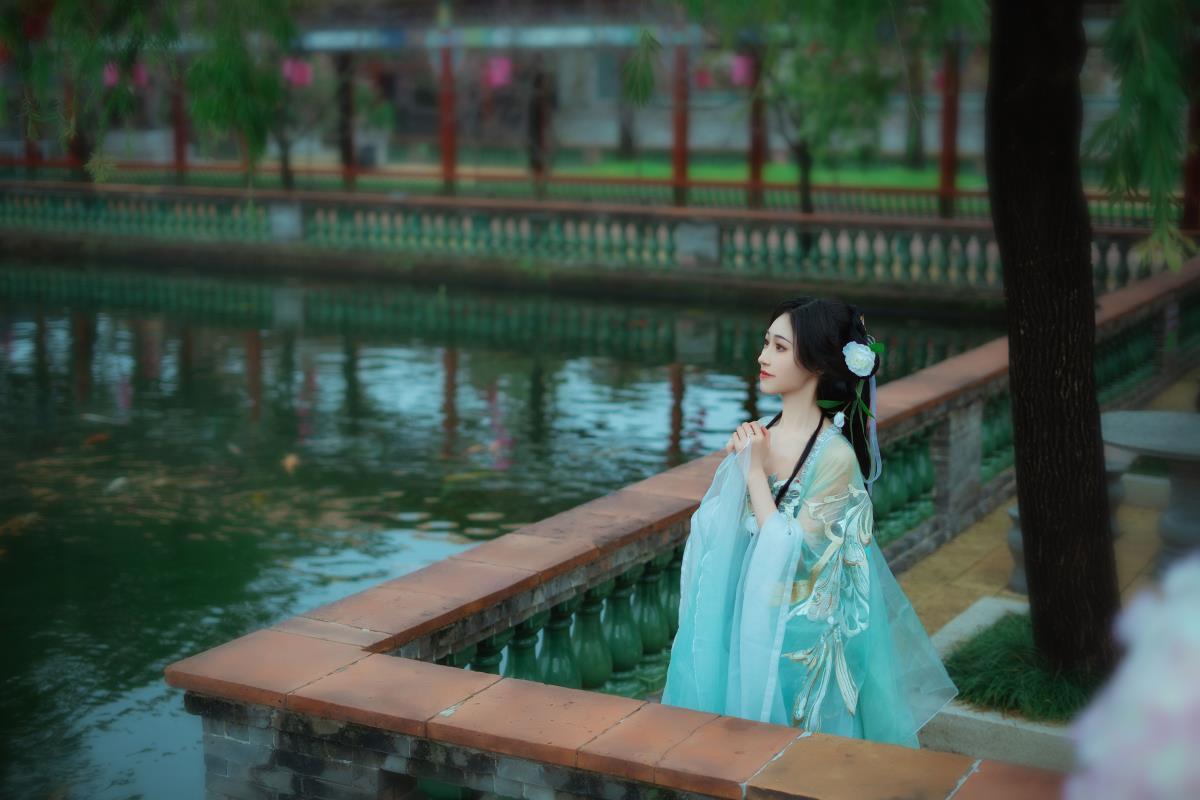 柳如烟下，春雨如酒，邂逅仙女着汉服吟古风 解析：将给定的关键信息巧妙融合，描绘出一幅在如烟柳色、如酒春雨的情境中，仙女身着汉服展现古风韵味的画面，富有意境和文艺感。