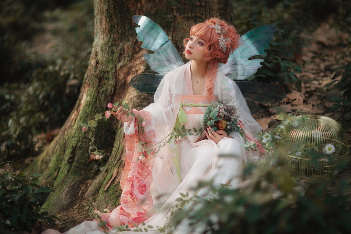 《误入山间的花仙精灵：古装姐姐的玄幻之约》