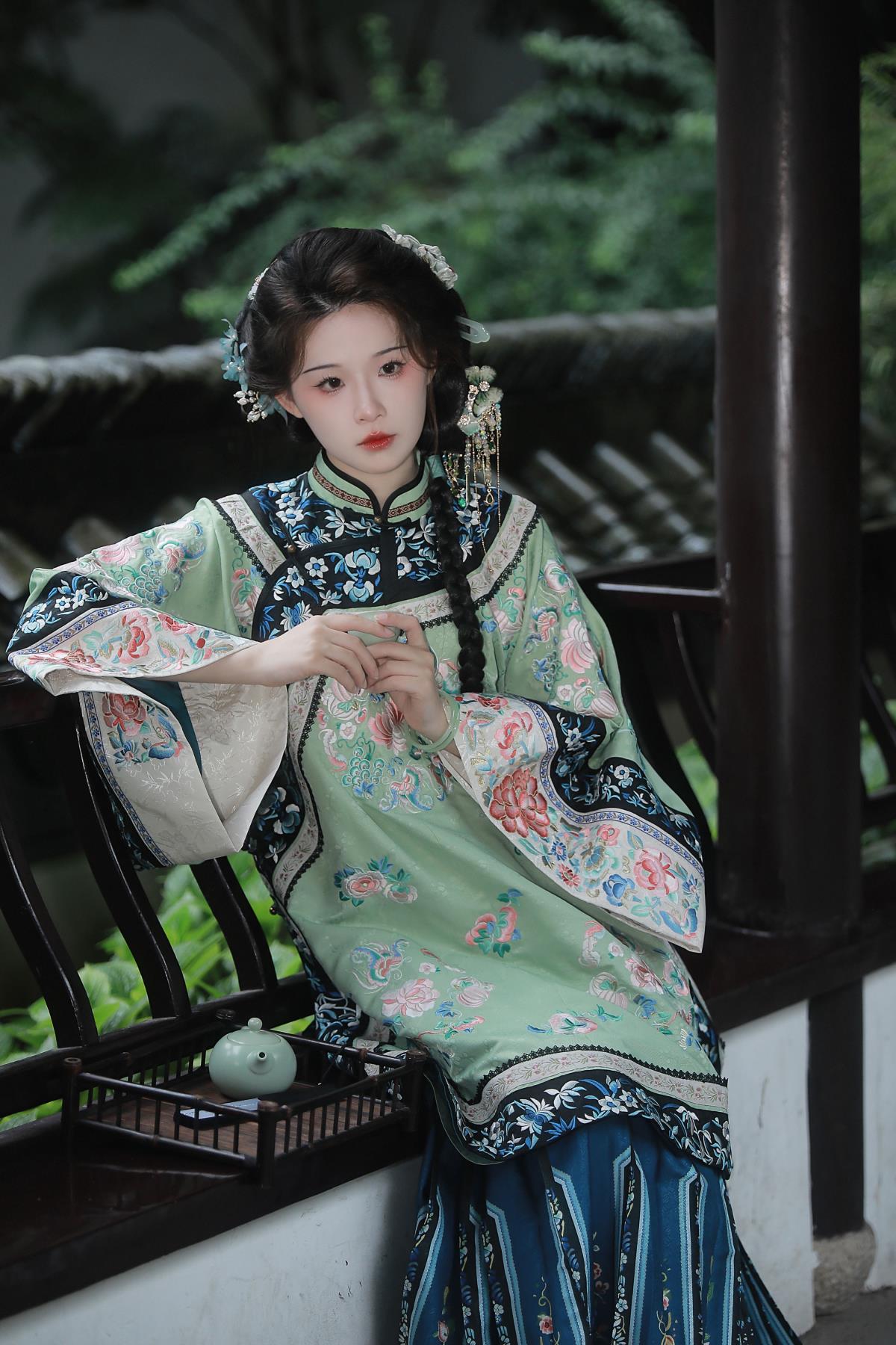 玉阶凝香处，美人静似云