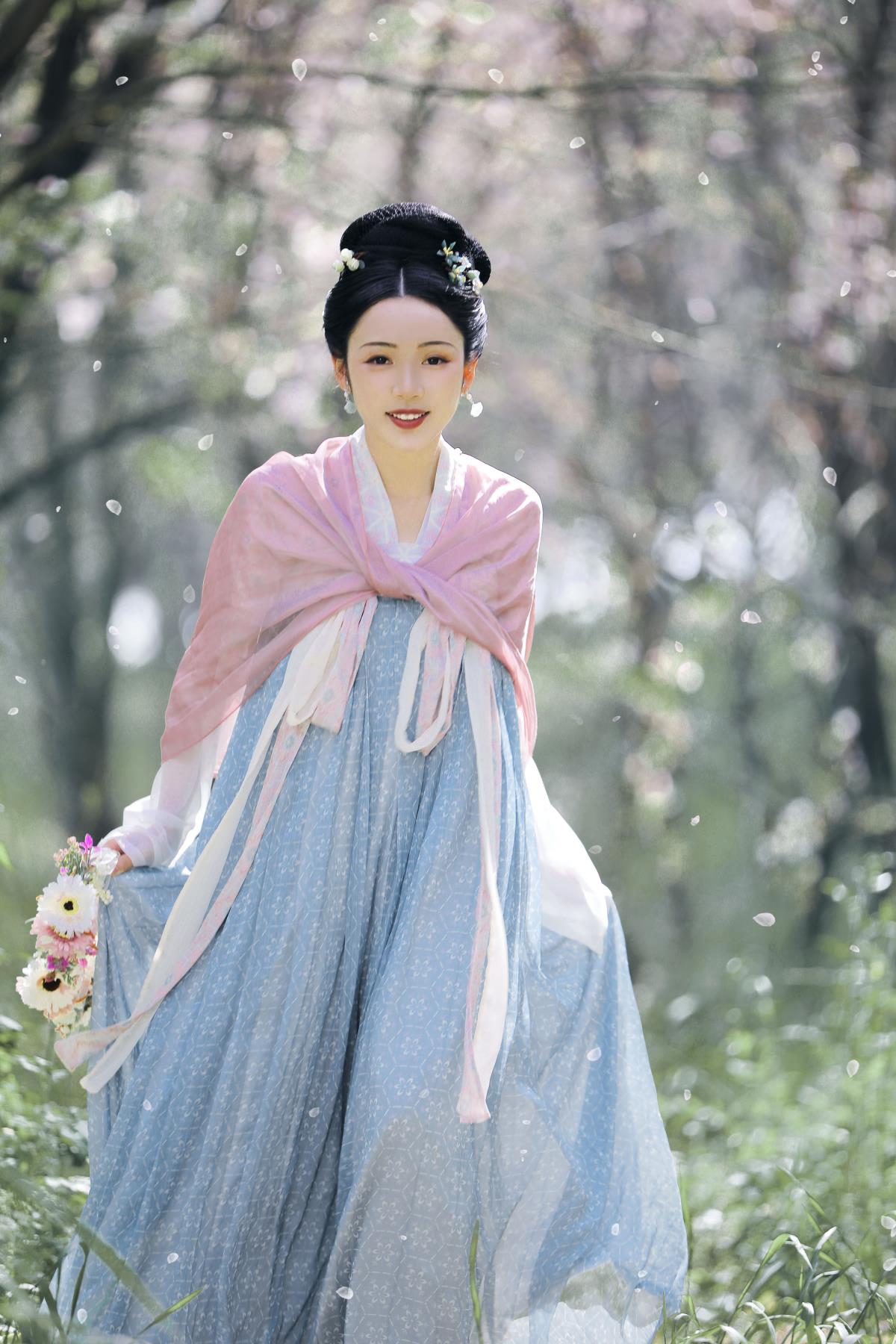 秋千架下，樱花落尽春困时归