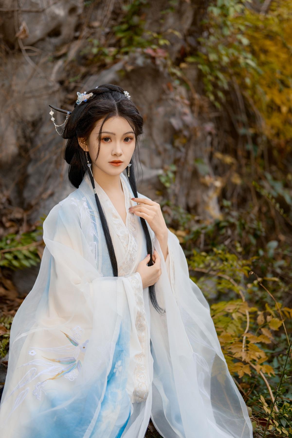 秋意阑珊处，寻一抹清冷诗意