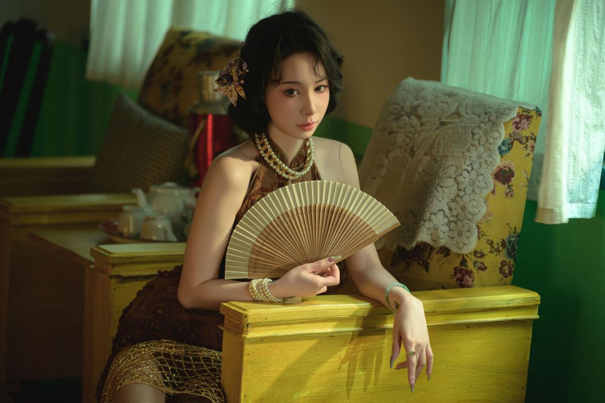 《复古旗袍韵：时光里的温暖与静谧》 或 《旗袍映暖光，岁月话情长》 或 《复古旗袍，沐浴时光暖阳的温柔剪影》