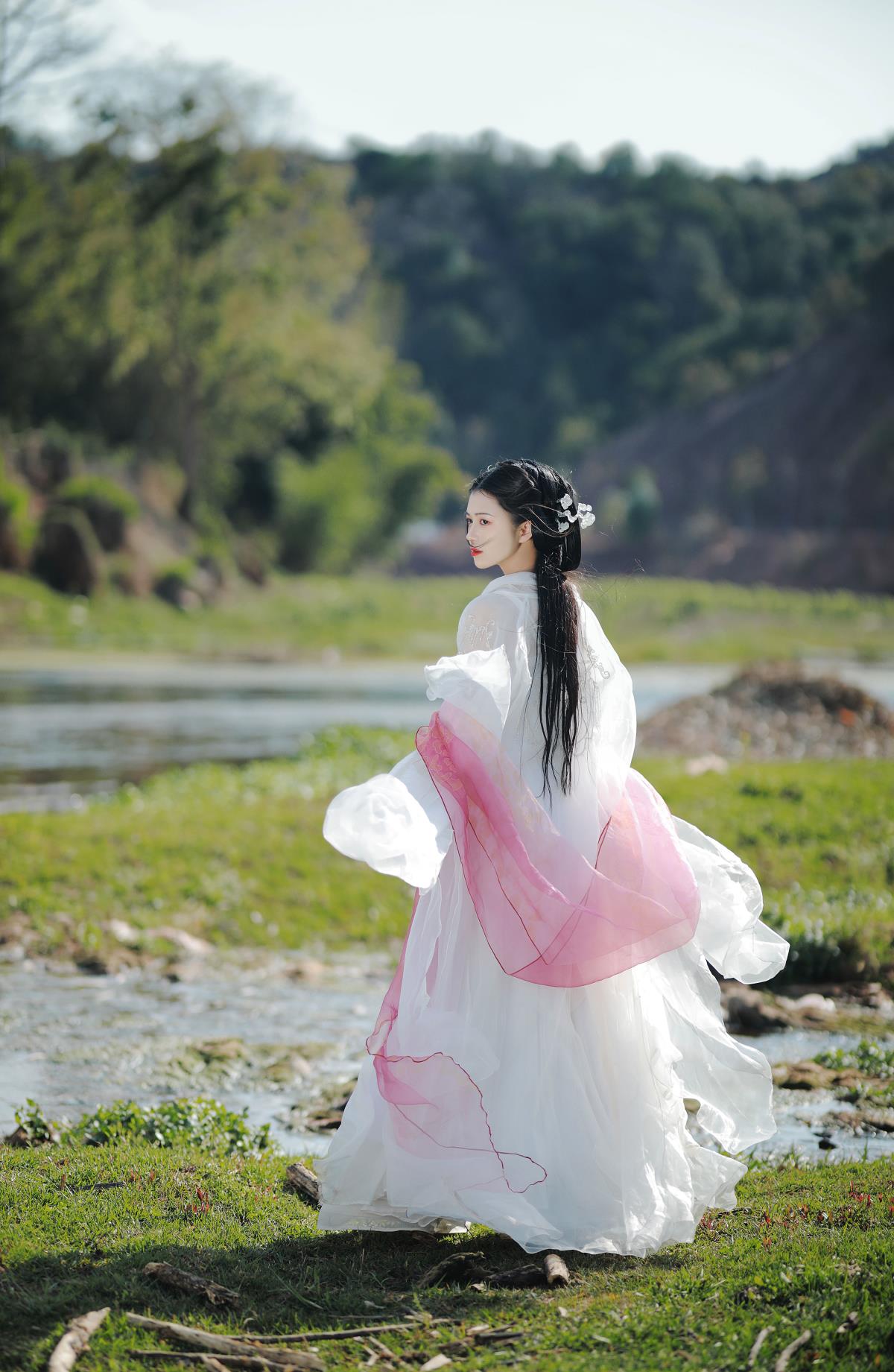 青山依旧，夕阳几度，古今事付笑谈间