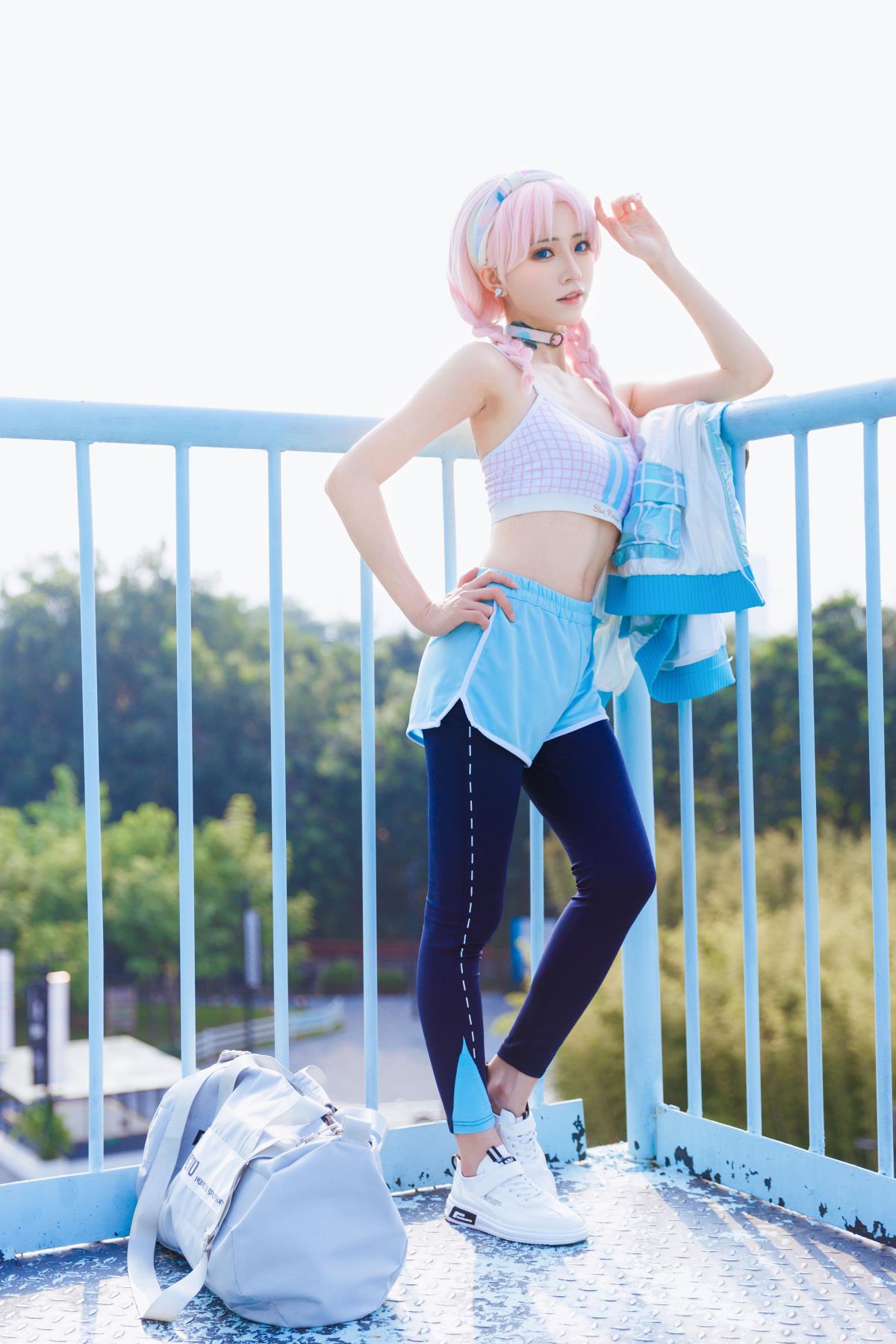 《蓝毒COS：可爱美少女的梦幻呈现》