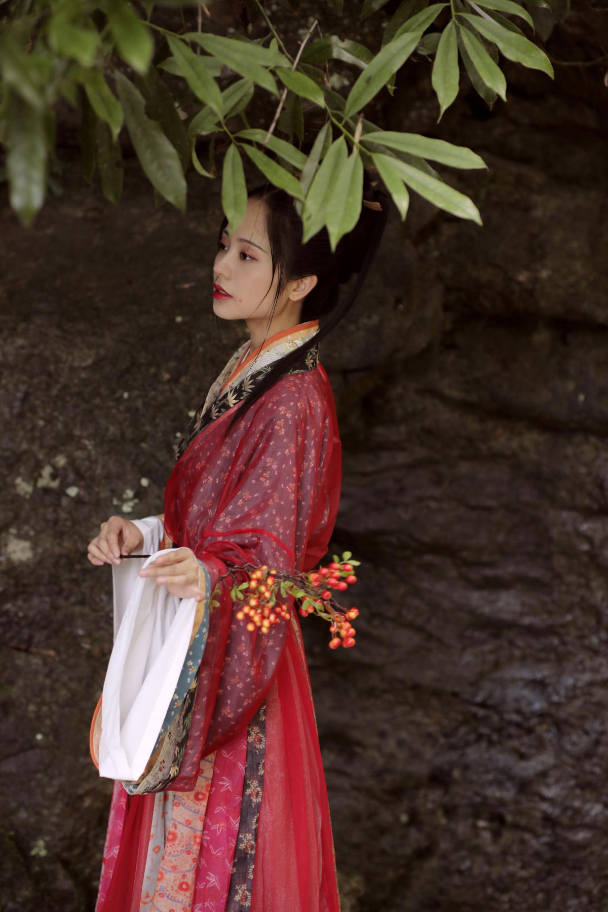 《山鬼少女：林间灵鹿，踏风而来》 解析：将山鬼少女比作林间跃动的灵鹿，突出其身姿轻盈，又提到踏着山风的节奏，展现出一种灵动飘逸的感觉，符合文艺向风格，且包含了给定信息中的关键元素。