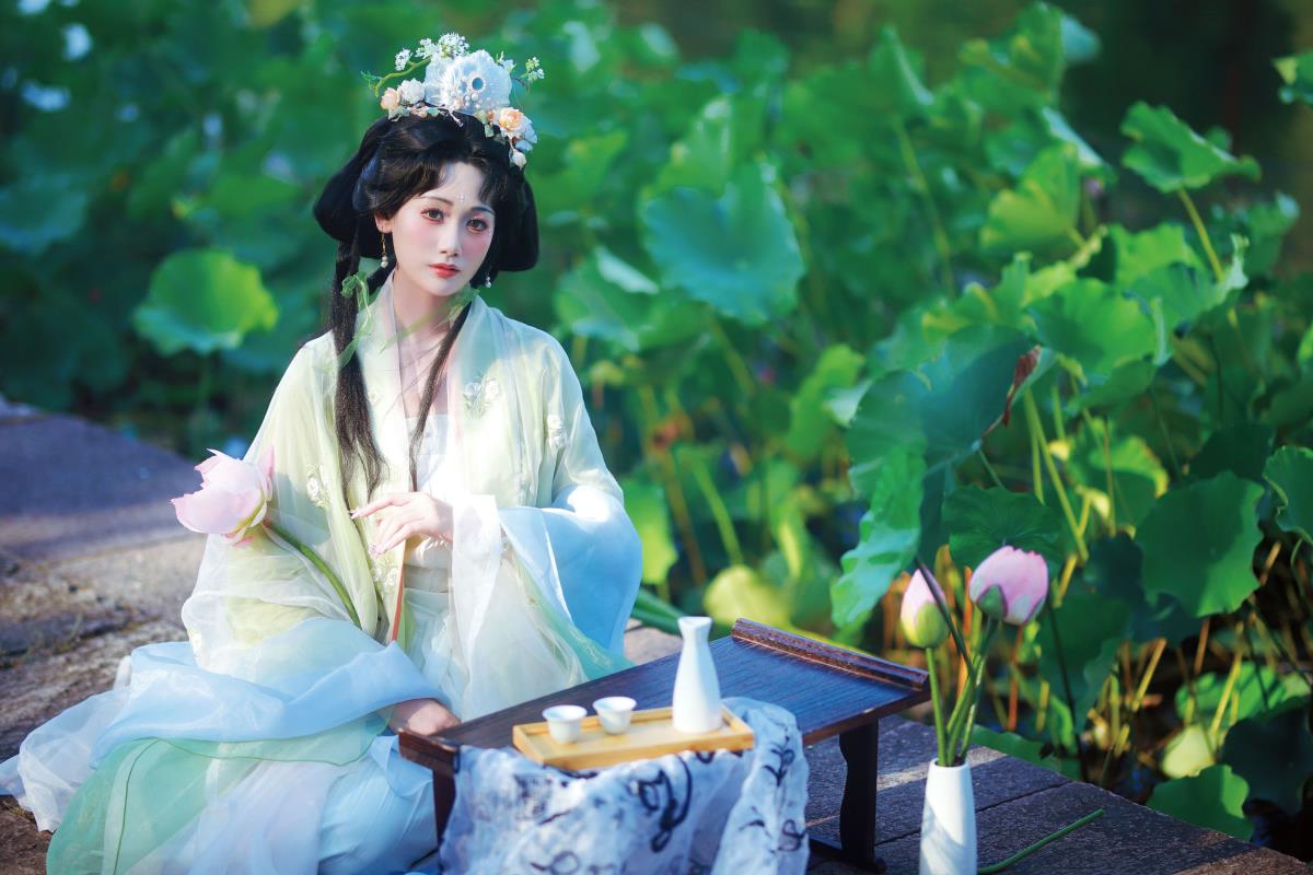 《荷塘月色下的宋制汉服夏日古风写真》