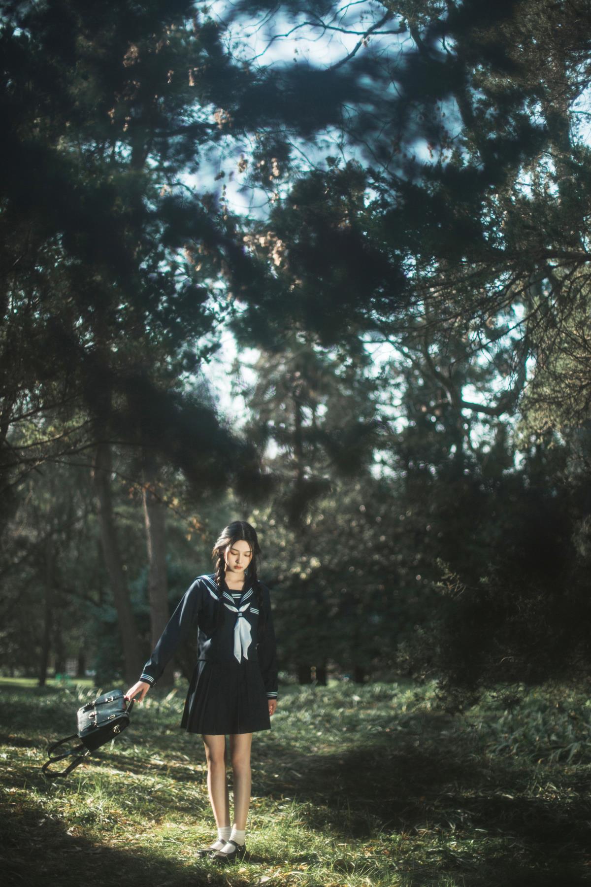 午后，女生于树林间散漫望天空